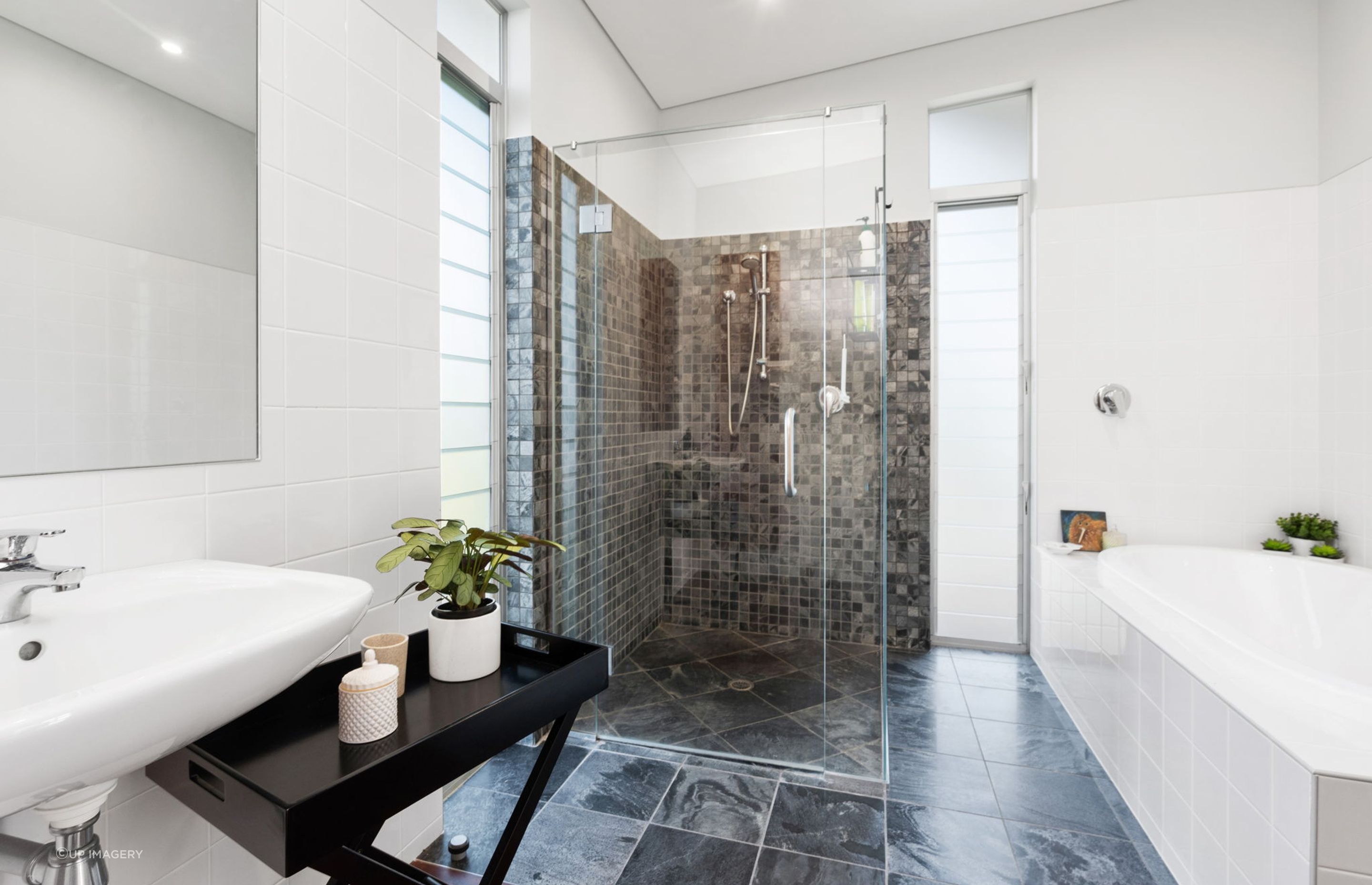 20-web-or-mls-147-Pompallier-Estate-Drive-2.jpg