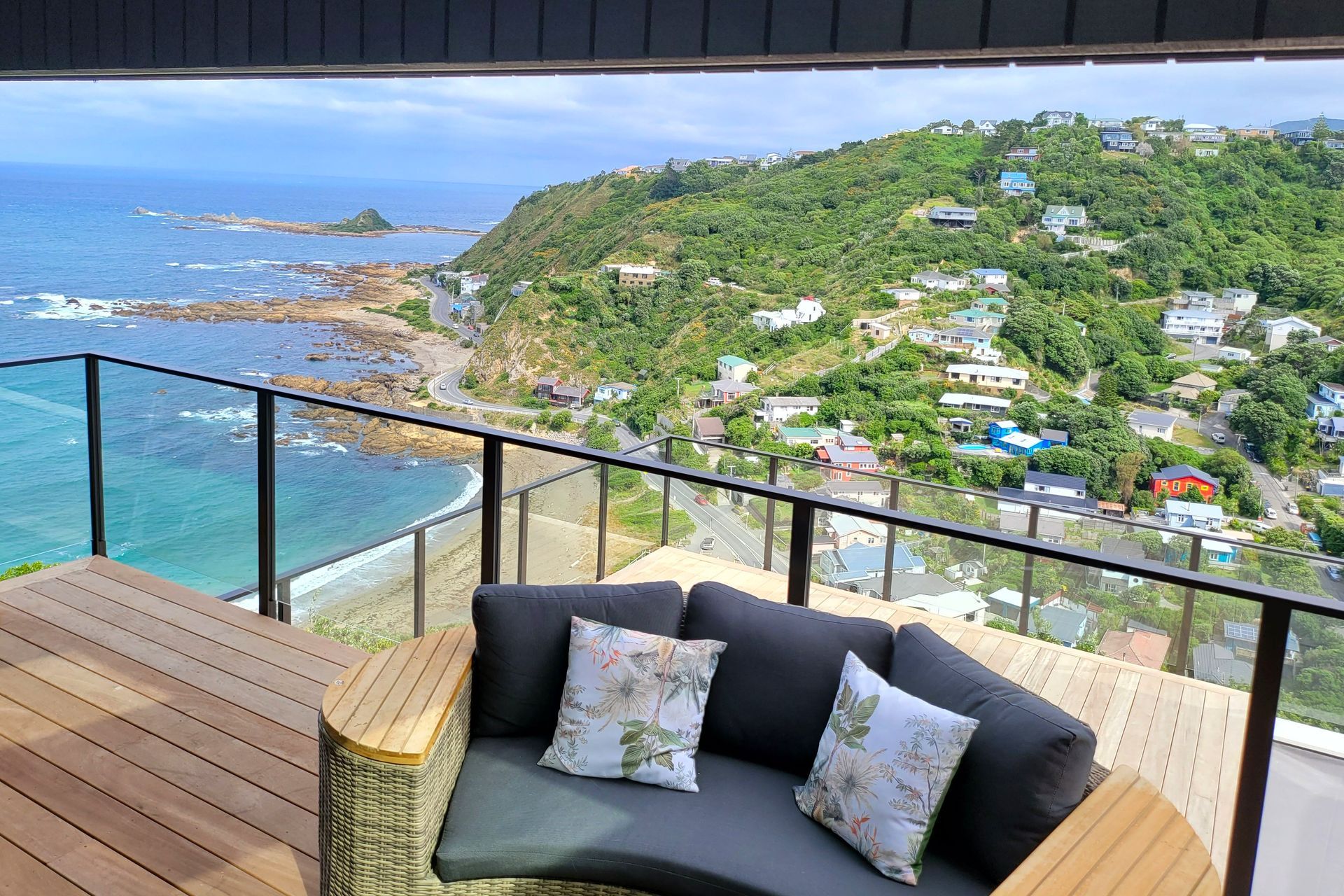 A UNEX glass balustrade to enhance the impressive see views of this Wellington residence