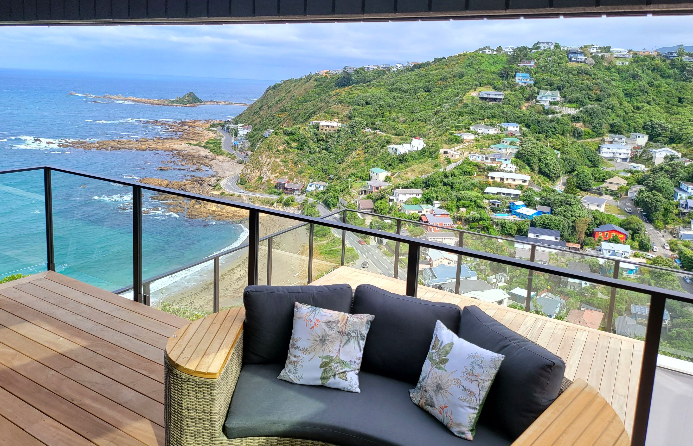 A UNEX glass balustrade to enhance the impressive see views of this Wellington residence