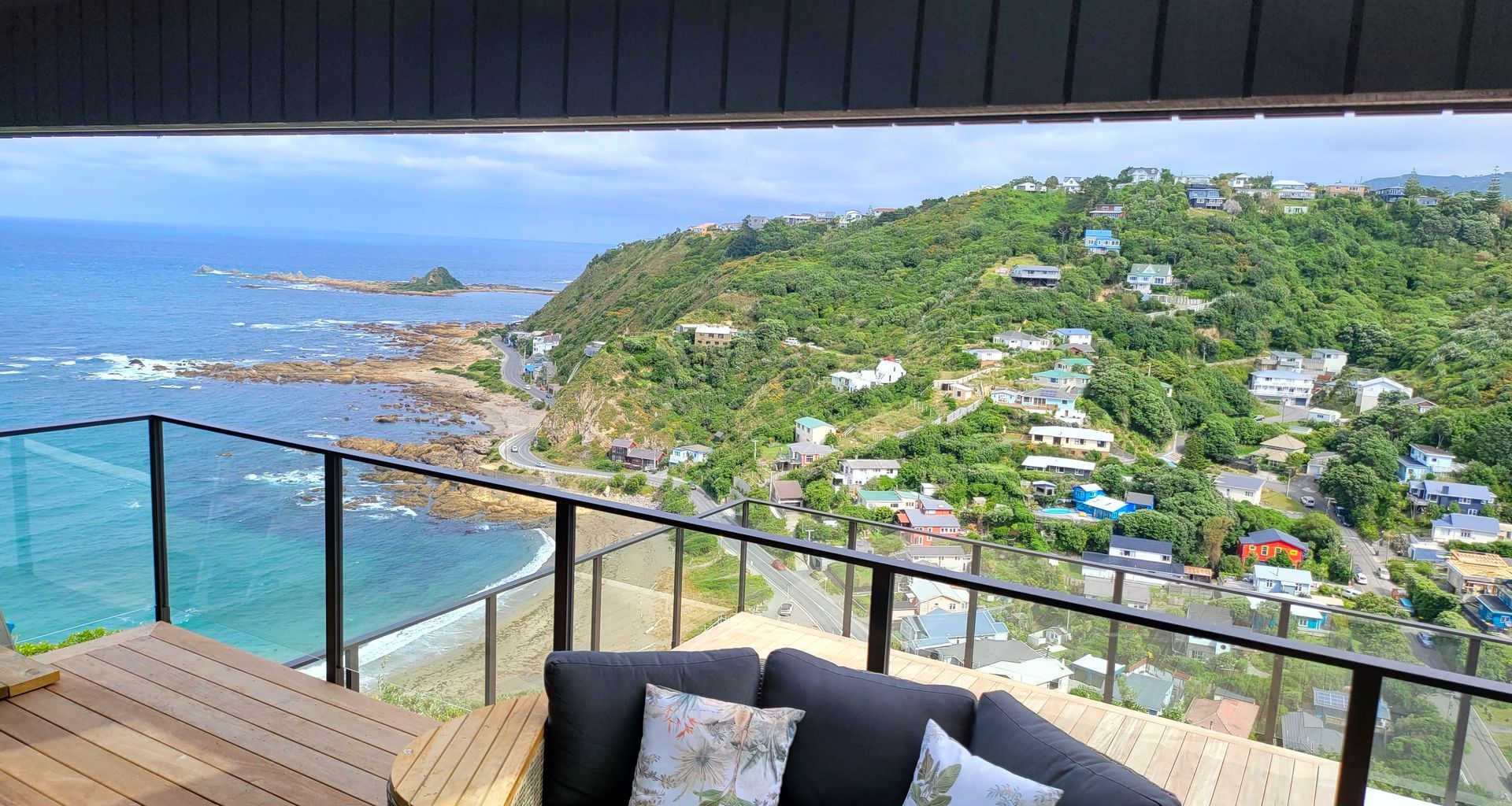 A UNEX glass balustrade for this Wellington residence banner