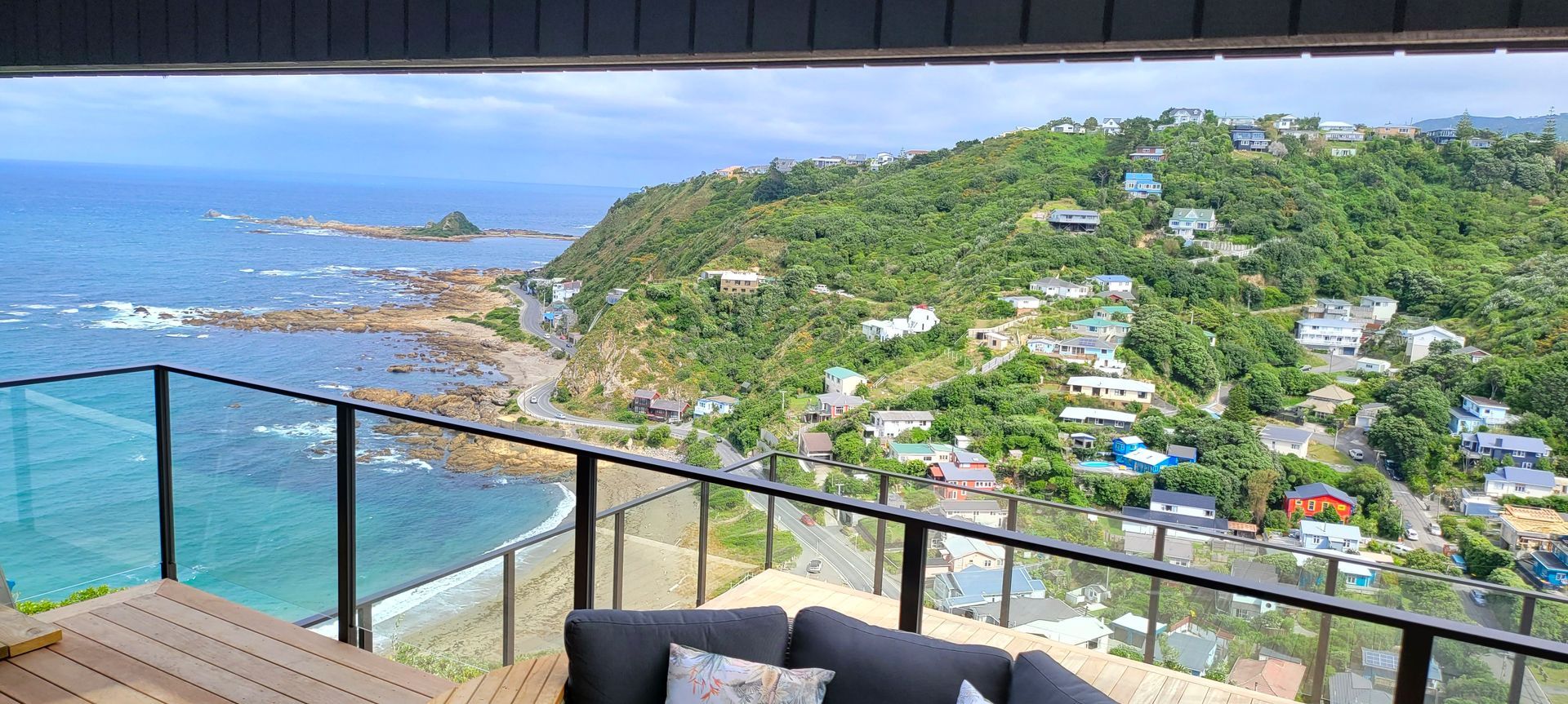 A UNEX glass balustrade for this Wellington residence banner