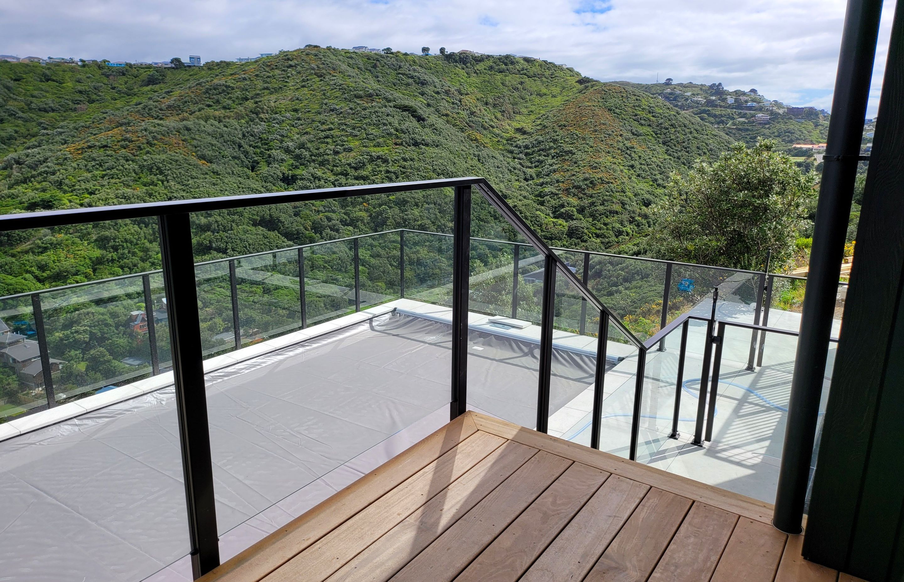 A UNEX glass balustrade to enhance the impressive see views of this Wellington residence