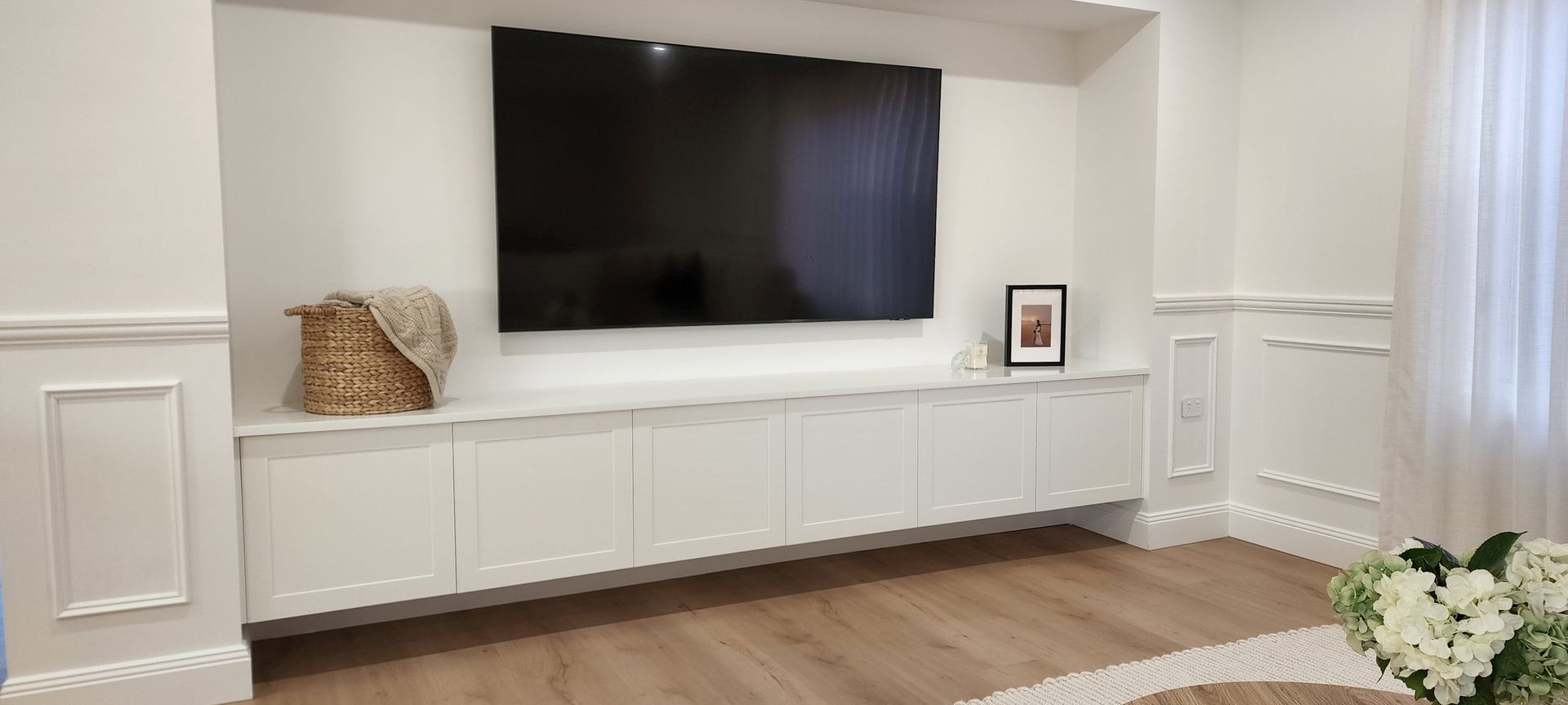 Streamline Hamptons style Media Unit banner