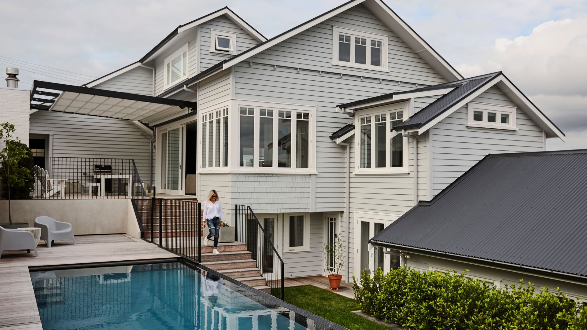 Hello Hamptons banner