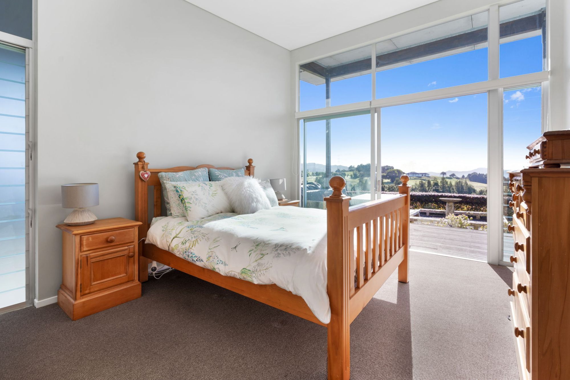22-web-or-mls-147-Pompallier-Estate-Drive-4.jpg