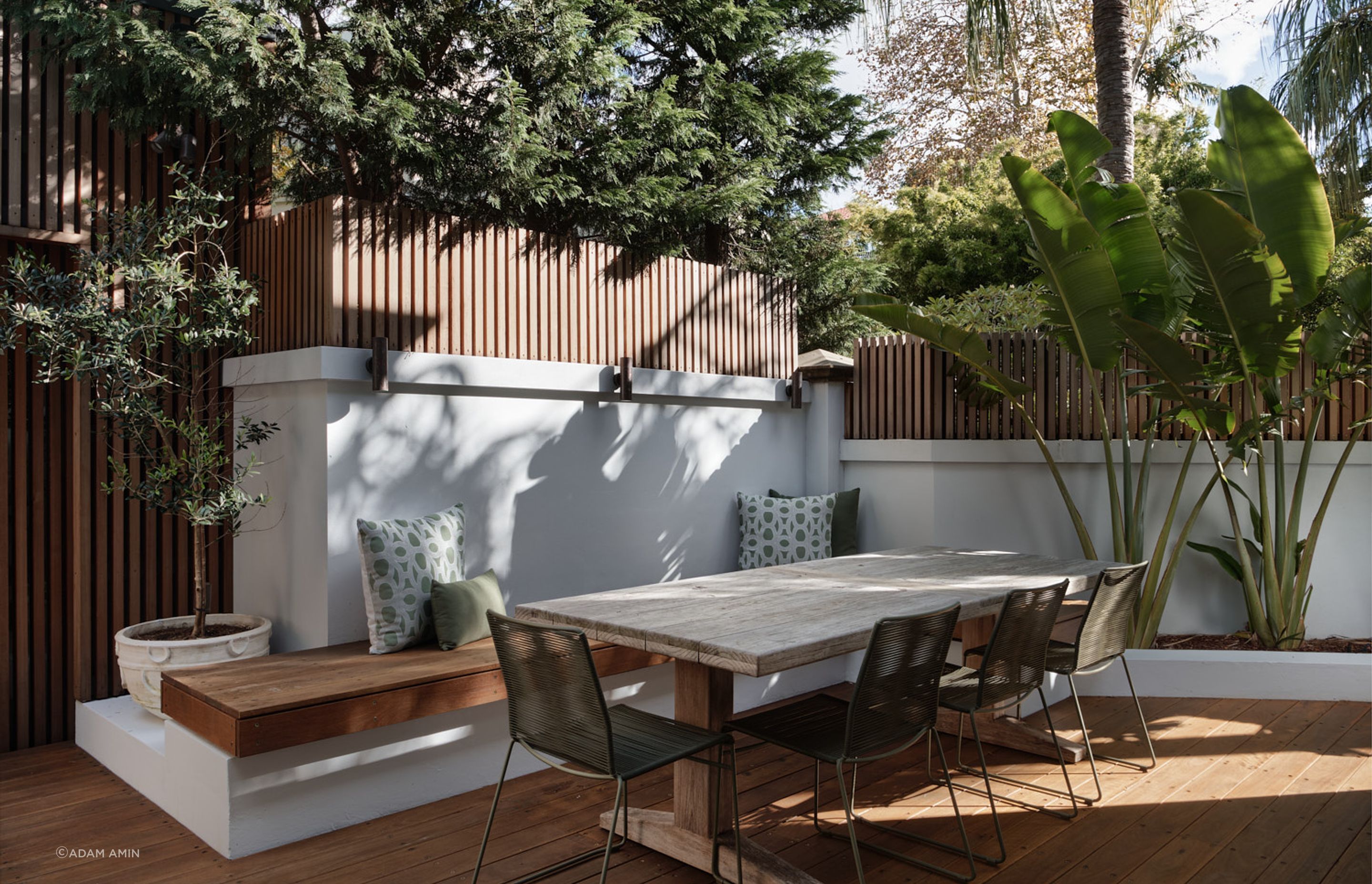 Flanked by vegetation, the outdoor space on the southern side of the home has been by timber vertical latices that continues its wrap around the detached garage.
