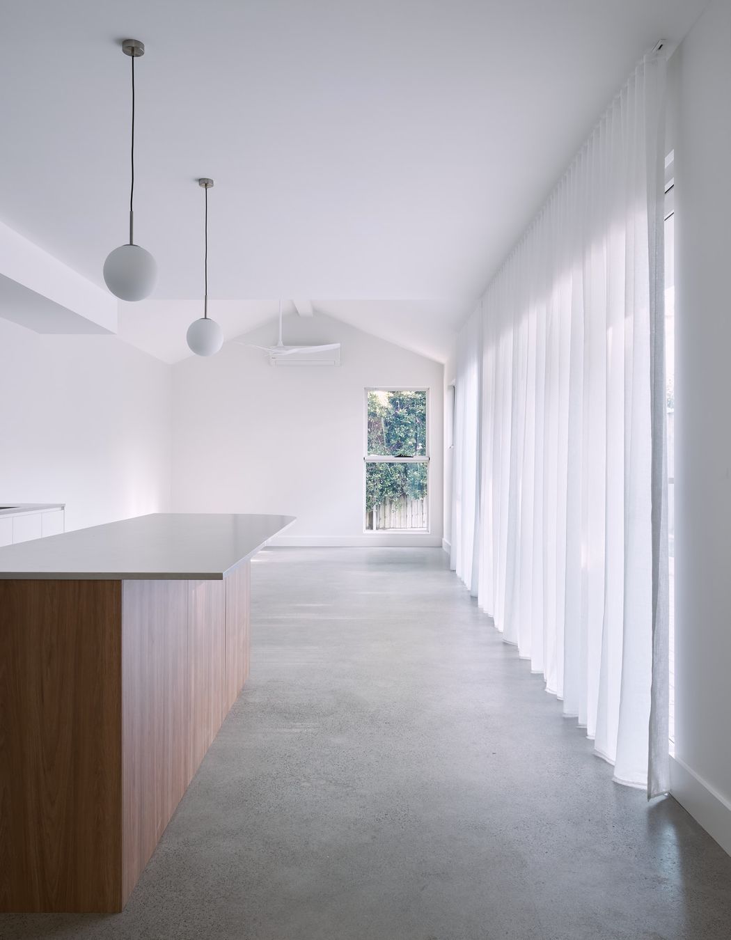 Bi-fold windows extend the entire length of the extension. Orientated towards the north, maximising the opportunity for natural light to fill the common spaces throughout the day.