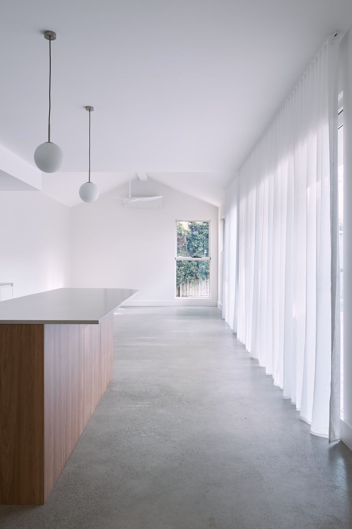 Bi-fold windows extend the entire length of the extension. Orientated towards the north, maximising the opportunity for natural light to fill the common spaces throughout the day.