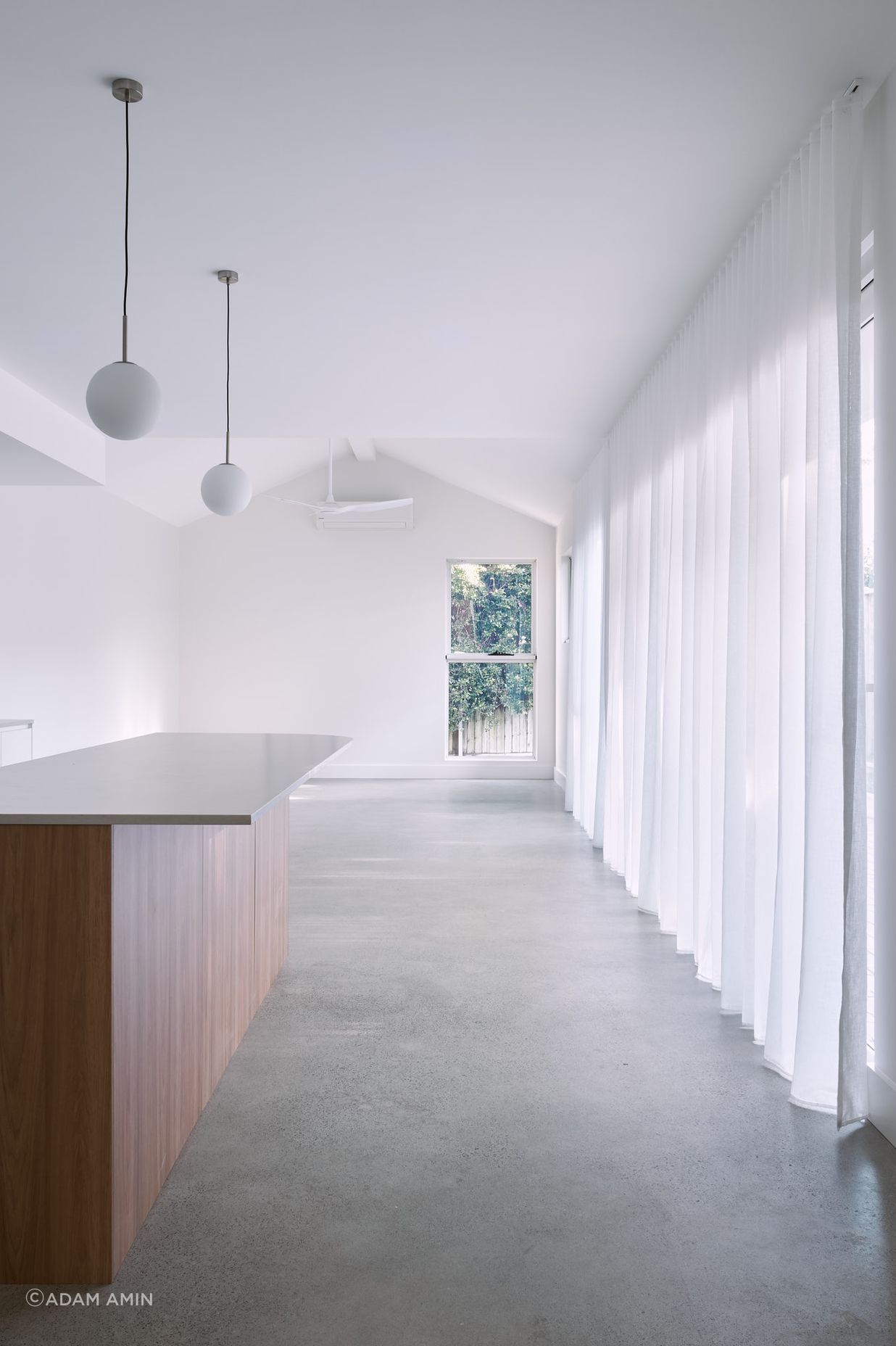 Bi-fold windows extend the entire length of the extension. Orientated towards the north, maximising the opportunity for natural light to fill the common spaces throughout the day.