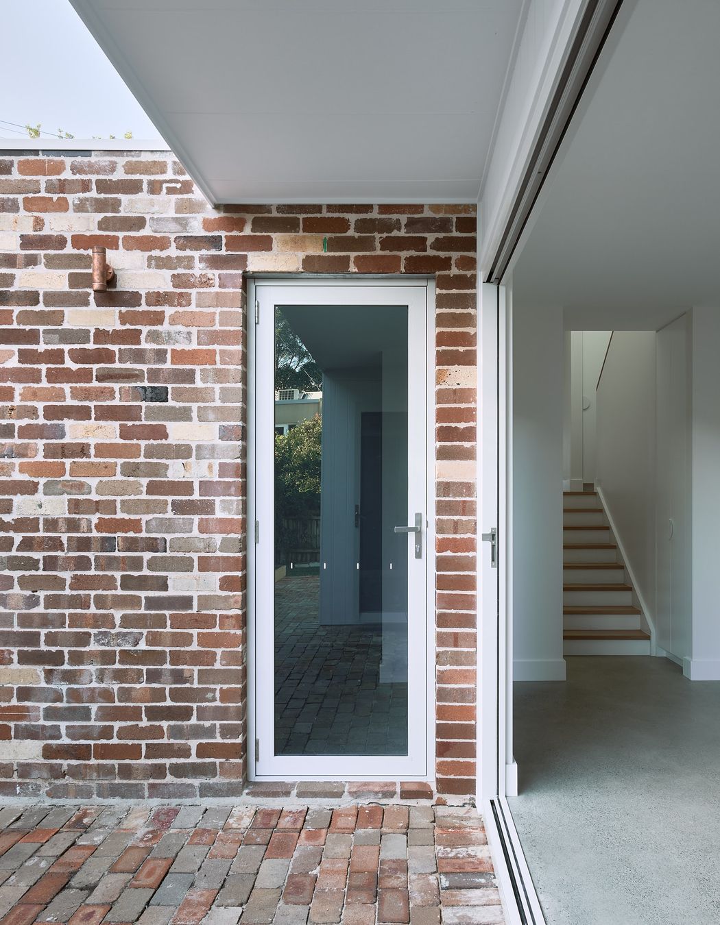 Employing contrasting materials and colours aids a visual separation between the indoor and outdoor spaces.