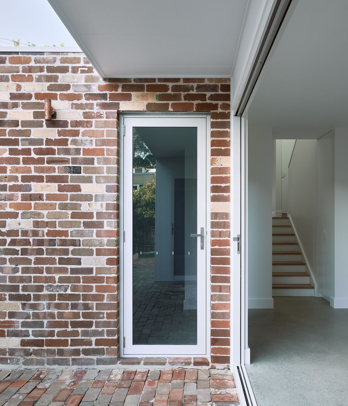 Employing contrasting materials and colours aids a visual separation between the indoor and outdoor spaces.