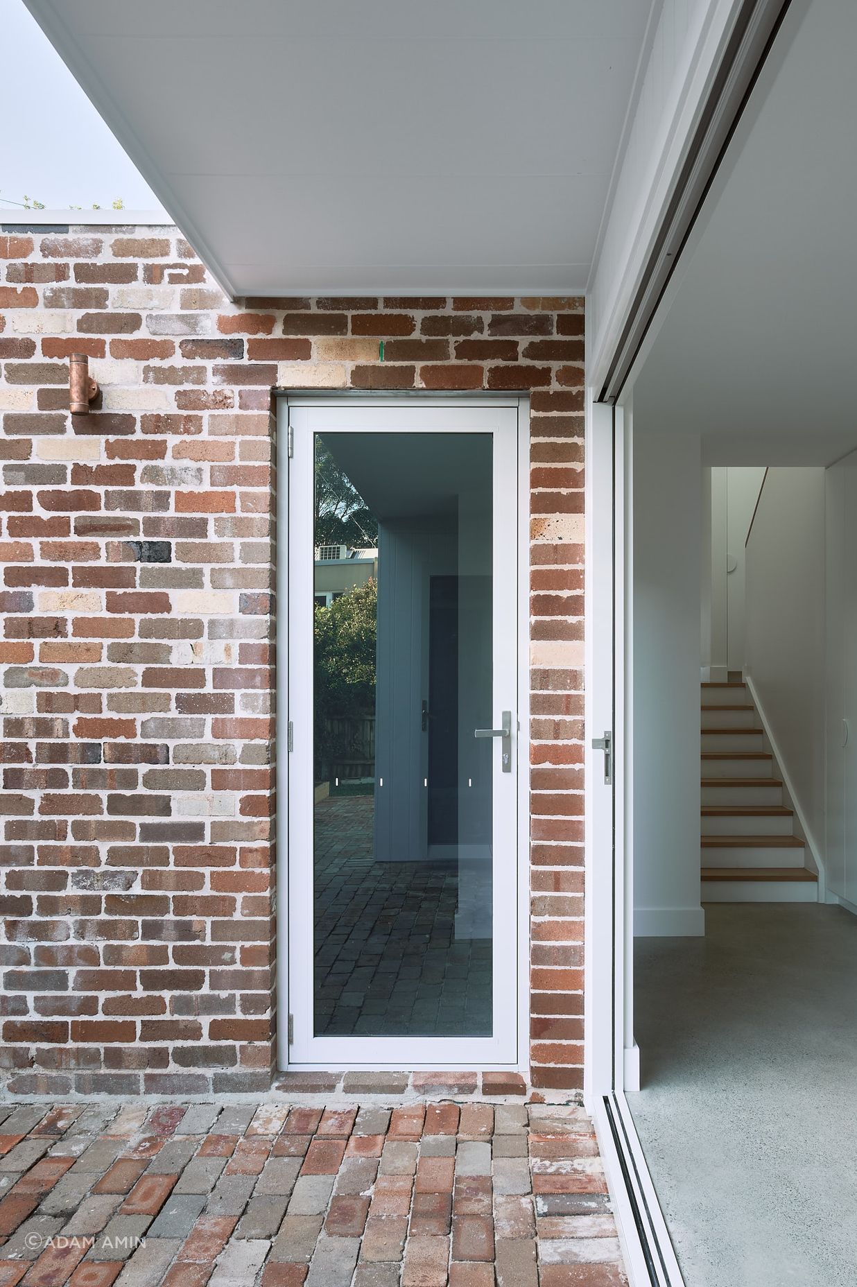 Employing contrasting materials and colours aids a visual separation between the indoor and outdoor spaces.