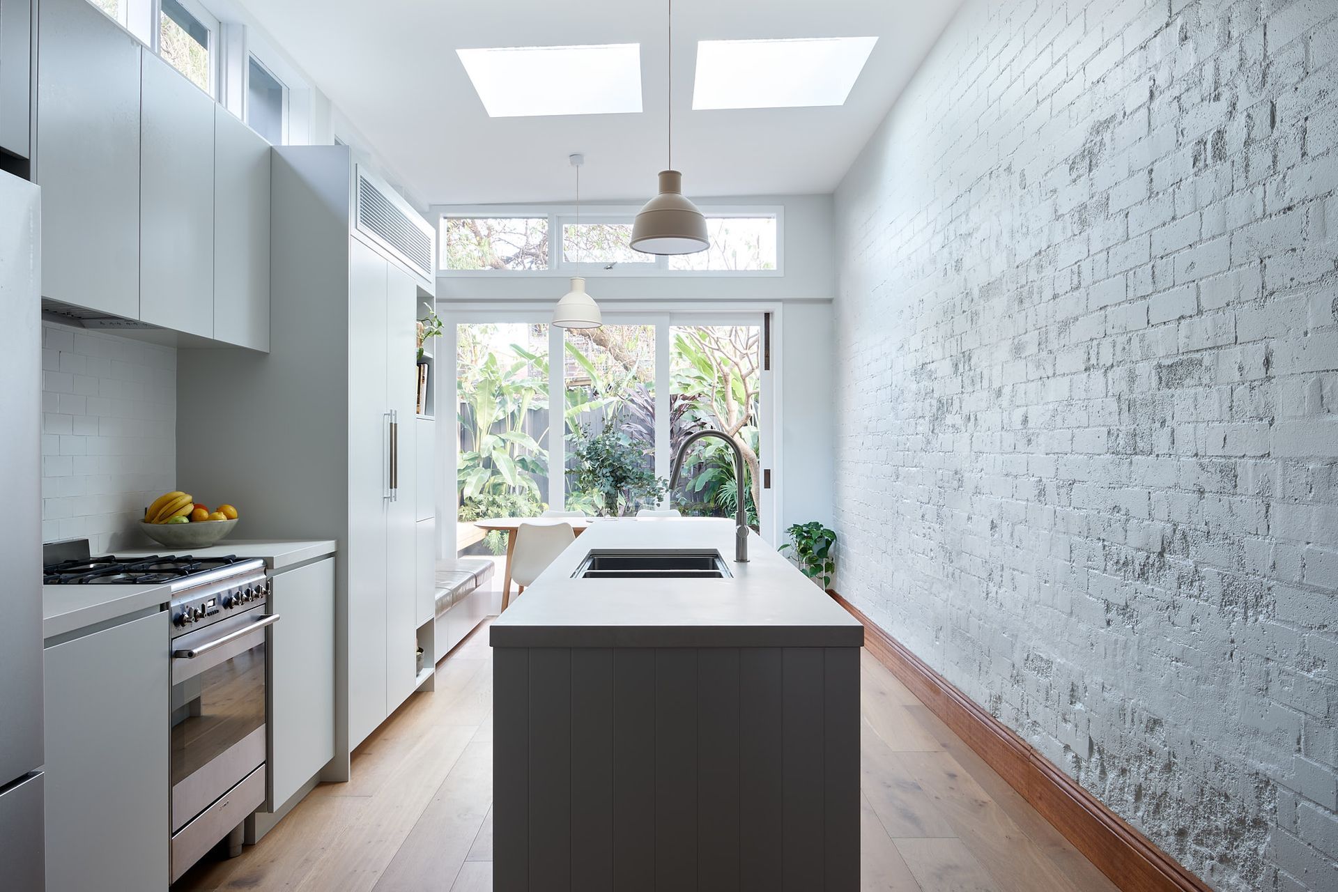 The clearstory windows define the southern extension form, allowing incidental natural light to enter, blanketing open plan kitchen and adjacent dining space. Further, the originality theme extends to the contemporary build through the exposed texture of