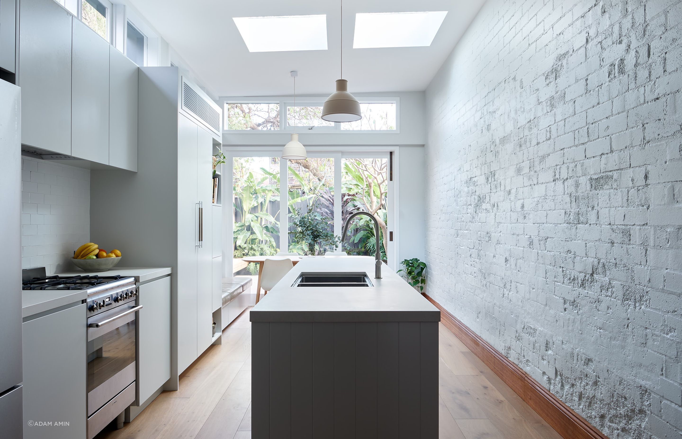 The clearstory windows define the southern extension form, allowing incidental natural light to enter, blanketing open plan kitchen and adjacent dining space. Further, the originality theme extends to the contemporary build through the exposed texture of 