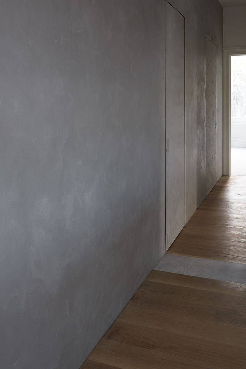 Darker tones of custom ‘greys’ and a luxe ‘Old grey green triple’ feature in the more intimate spaces with concealed doors seamlessly hidden within the texture and movement of the polished plaster.