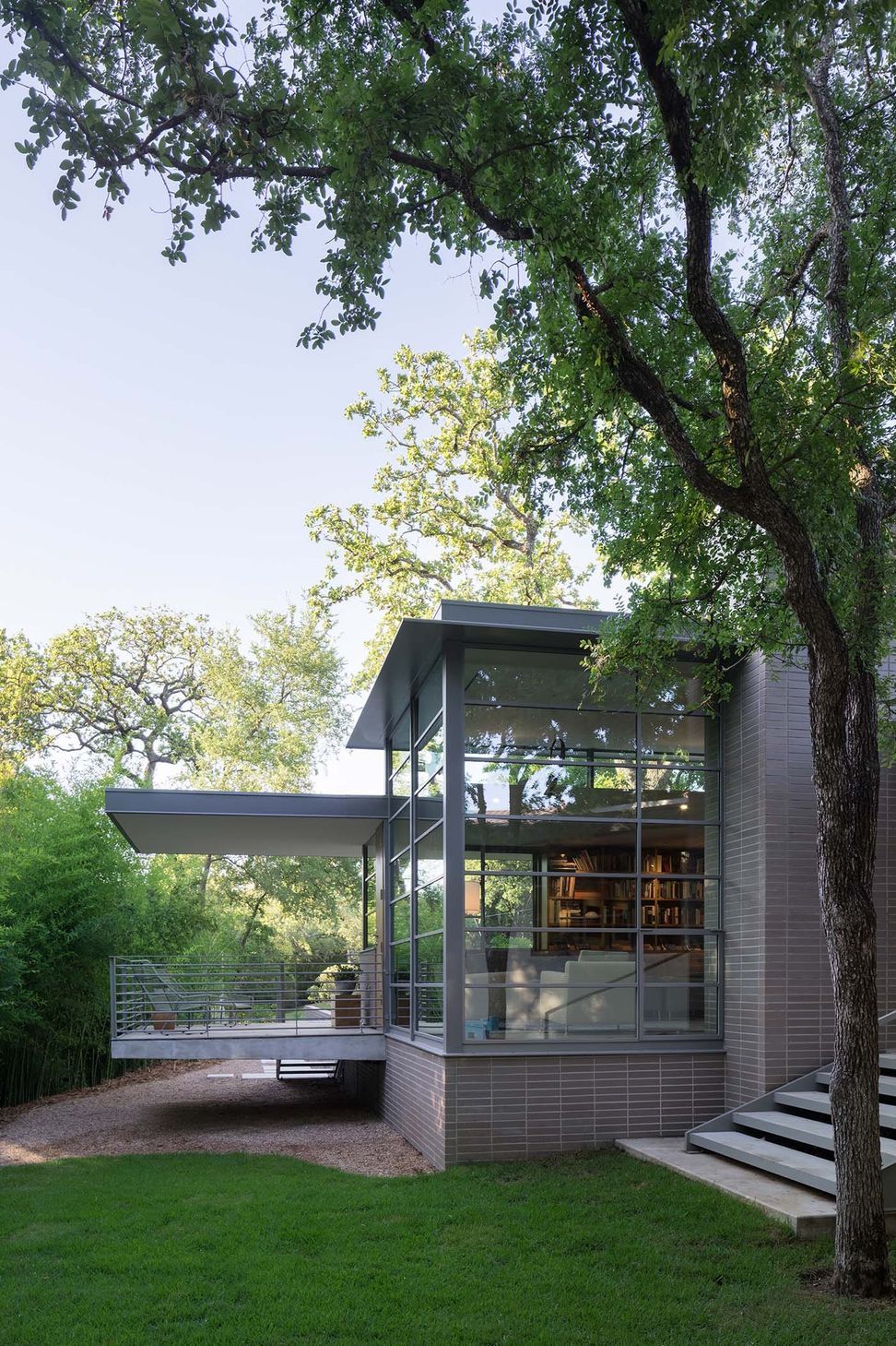 4InwoodPlaceCuppettKilpatrickArchitectureandInteriorDesignglass-living-room-corner-steel-frame.jpg