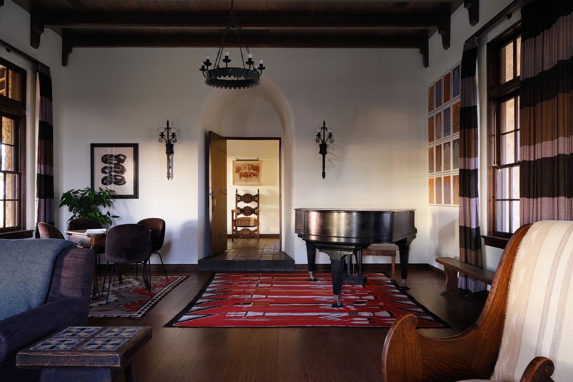 4TexasRanchHouseCuppettKilpatrickArchitectureandInteriorDesignAustinTexasspanish-mexican-colonial-wood-beams-corbels-living-room-plaster-arch-wrought-iron-interior-.jpg