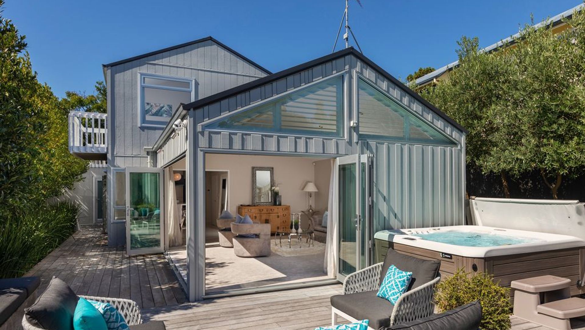 Mt Albert, Renovation banner