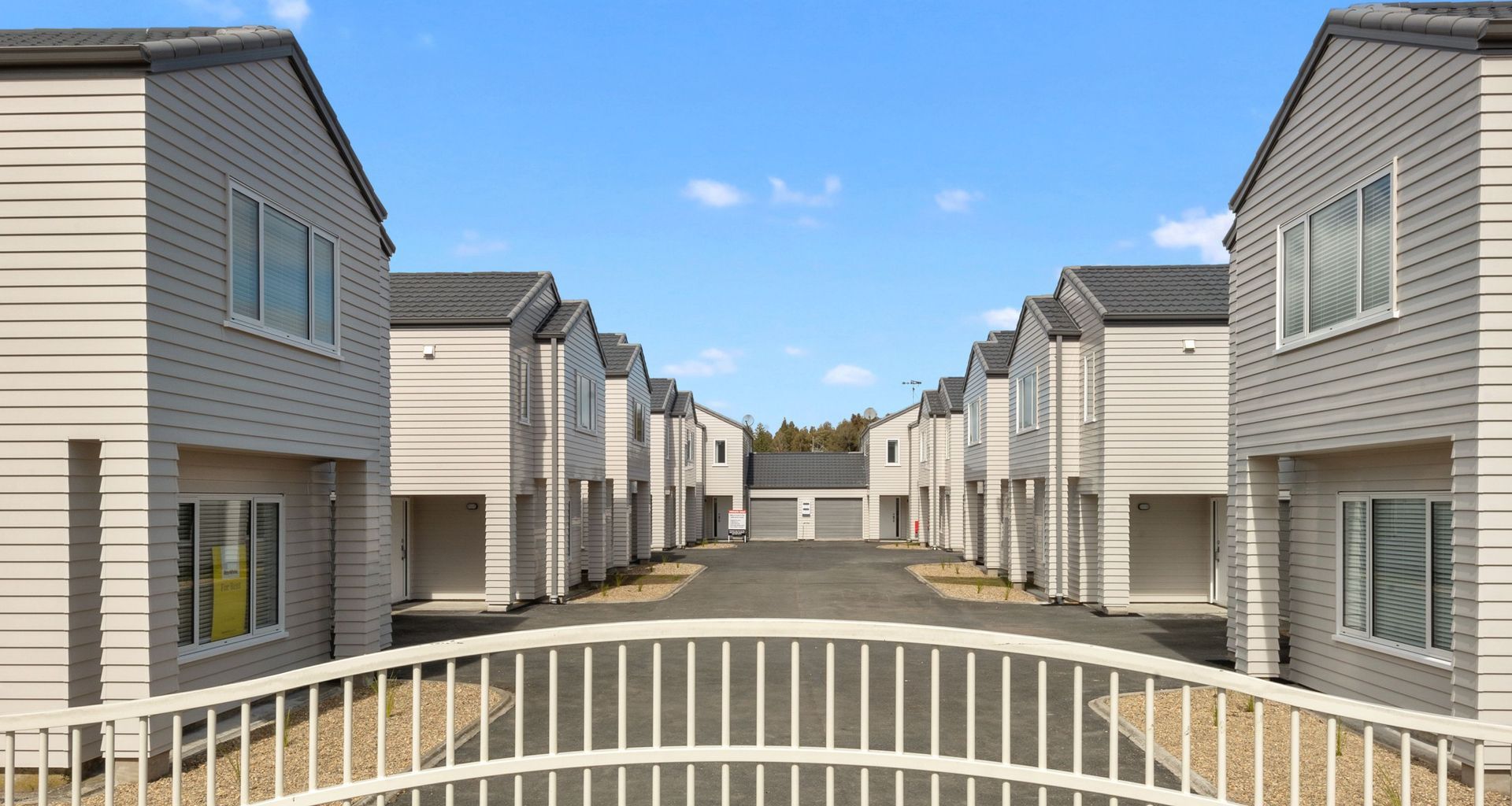 Villa Vanto Reclad, Hamilton banner