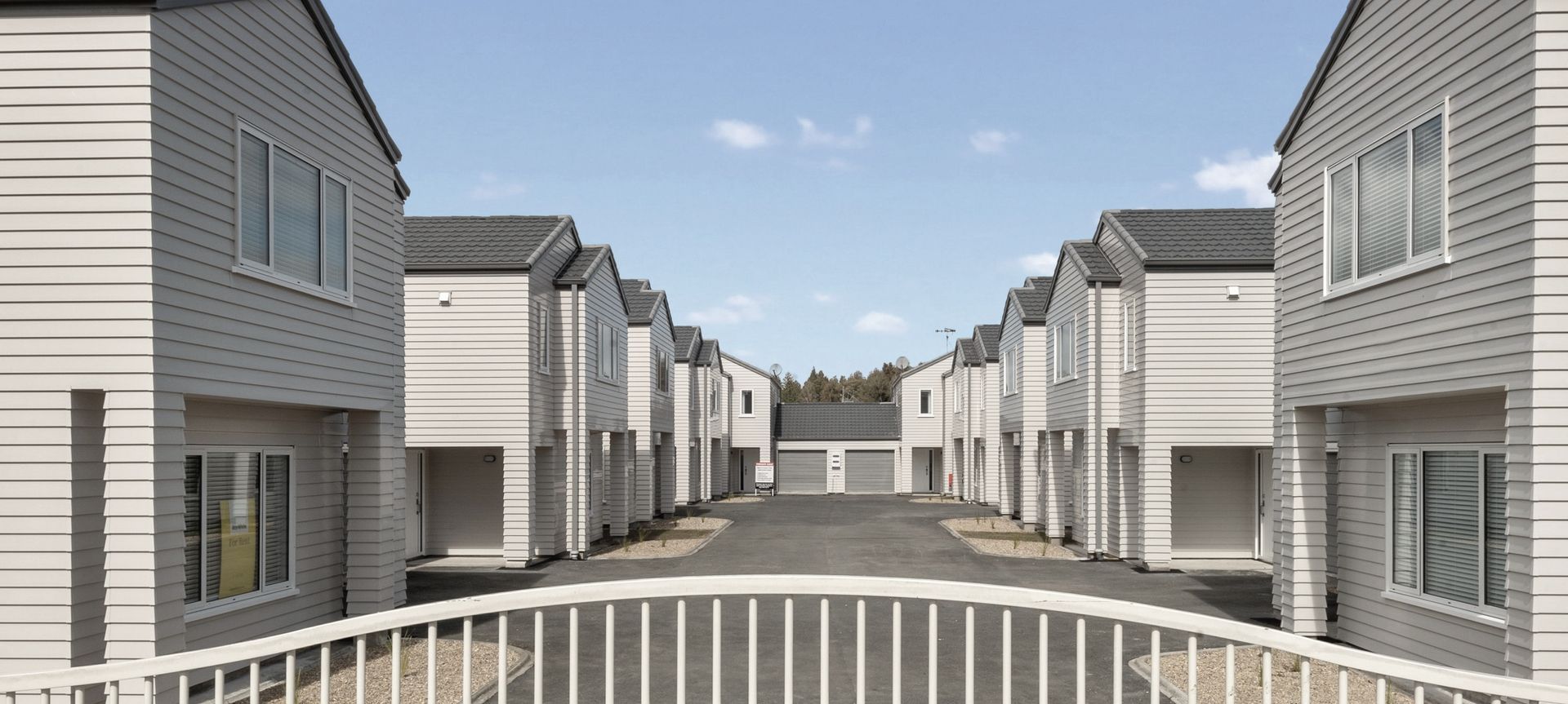 Villa Vanto Reclad, Hamilton banner
