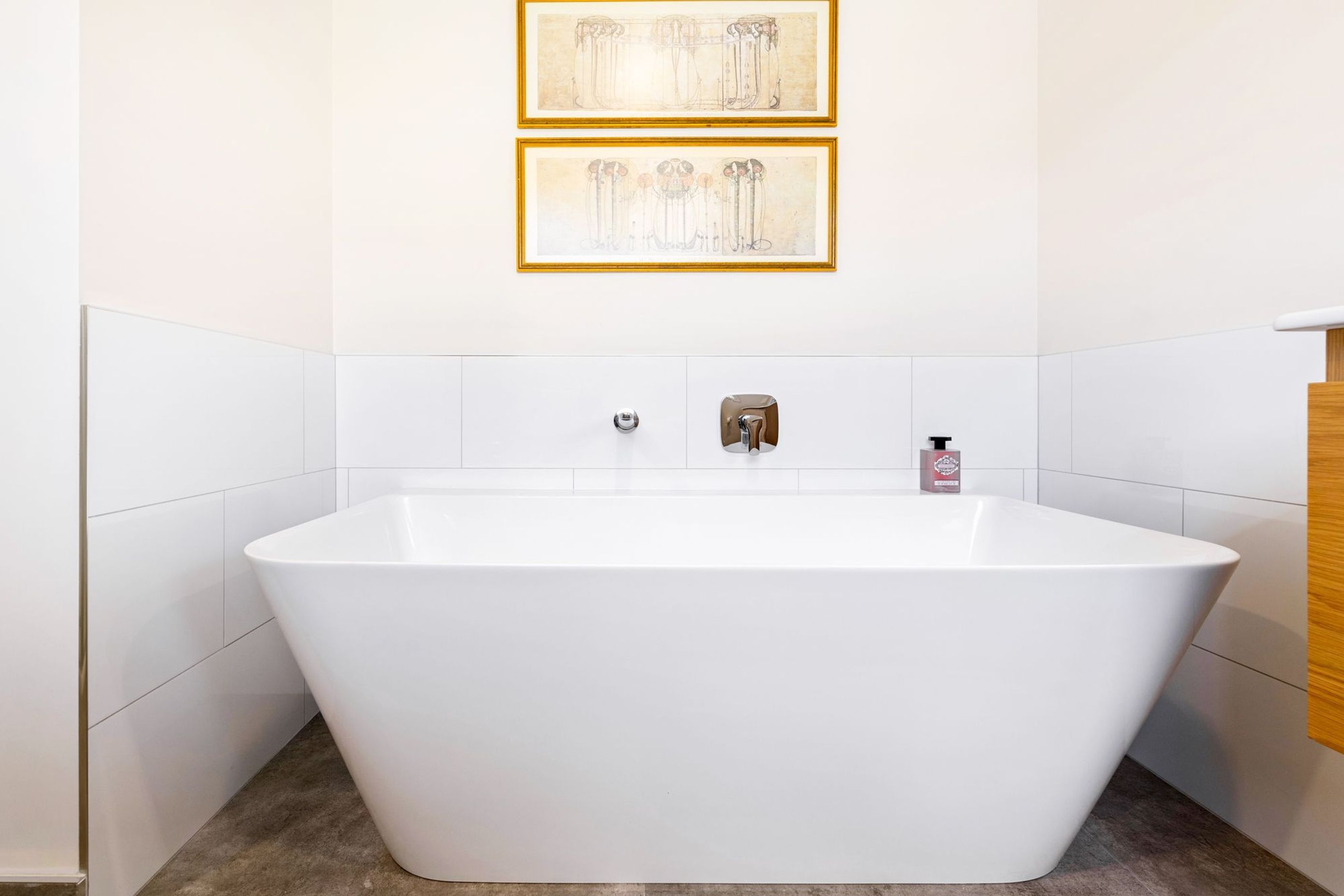 Front elevation showing classic lines of the new free standing bath.