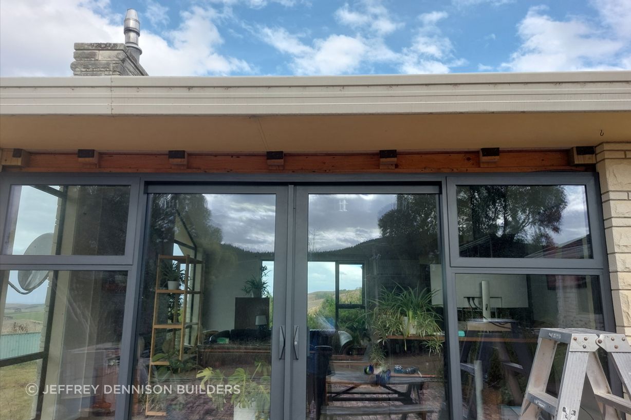 7-195-Galbraith-Rd-Flagswamp-installing-large-sliding-doors-for-the-lounge-room-JDBuilders.jpg