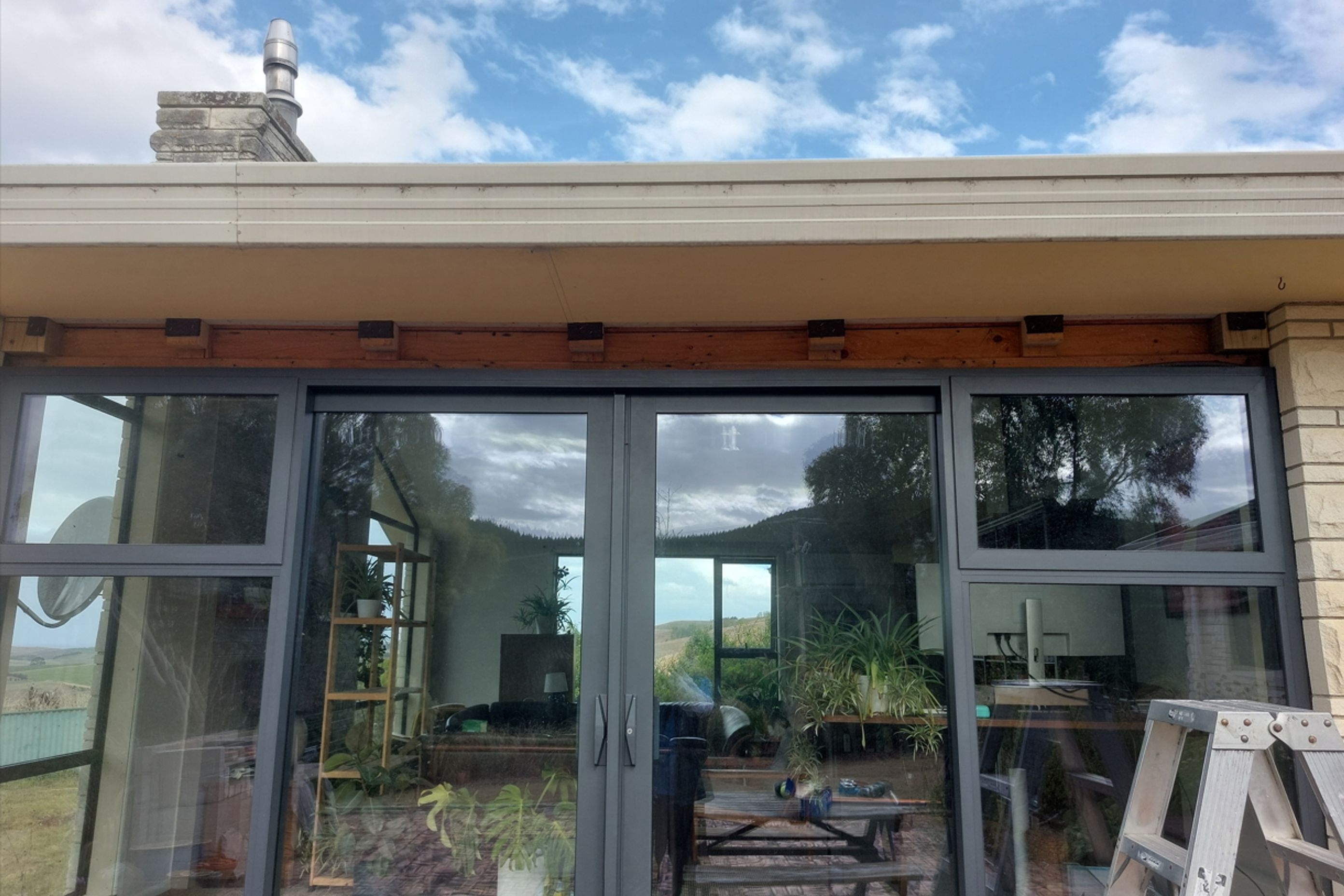 7-195-Galbraith-Rd-Flagswamp-installing-large-sliding-doors-for-the-lounge-room-JDBuilders.jpg