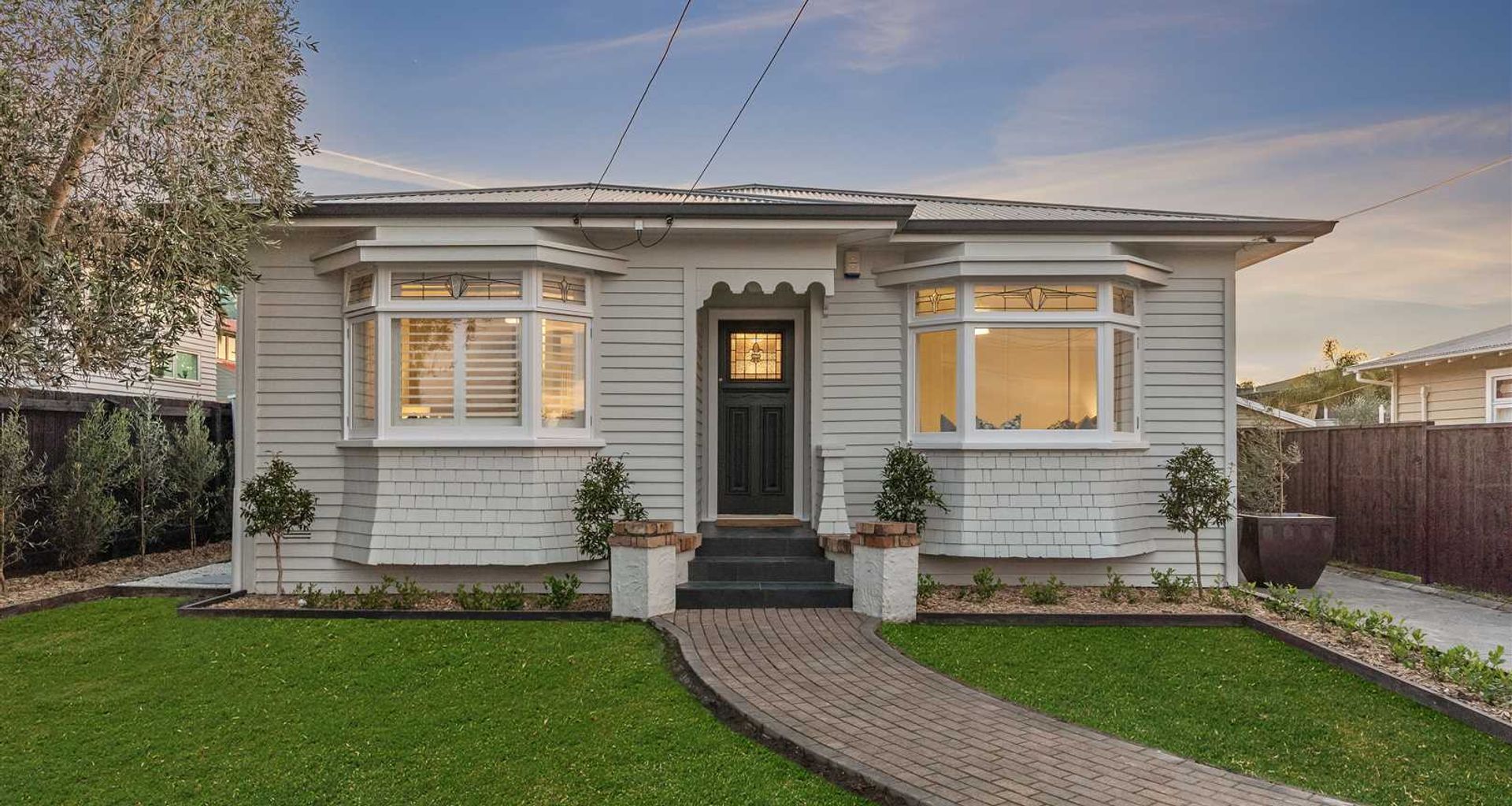 Chevalier Chic, Point Chev banner