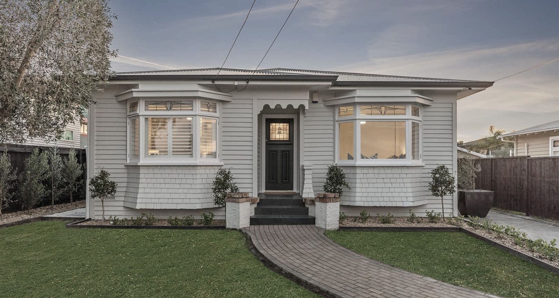 Chevalier Chic, Point Chev banner