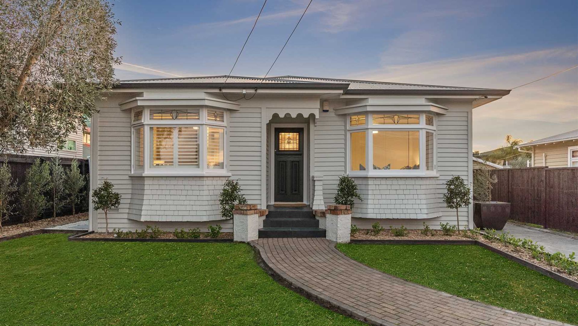 Chevalier Chic, Point Chev banner