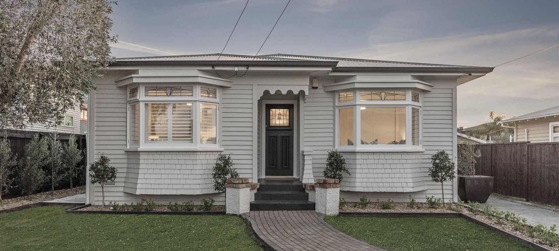 Chevalier Chic, Point Chev banner
