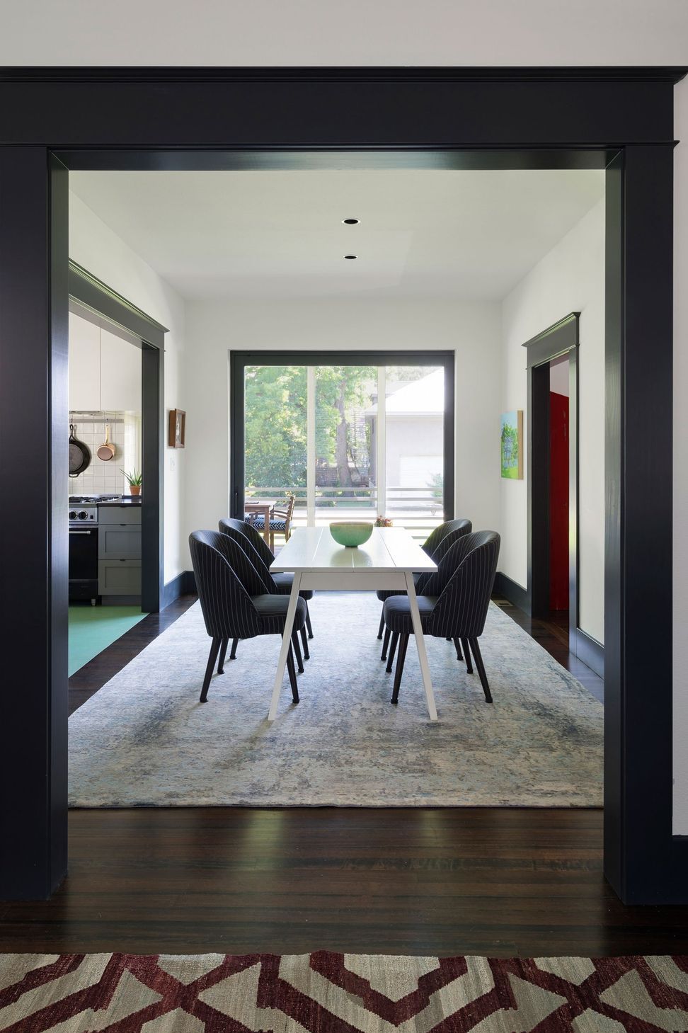 7TransformationinHemphillParkCuppettKilpatrickArchitectureandInteriorDesignaustin-tx-dining-room-contrasting-trim-architectural-detail.jpg