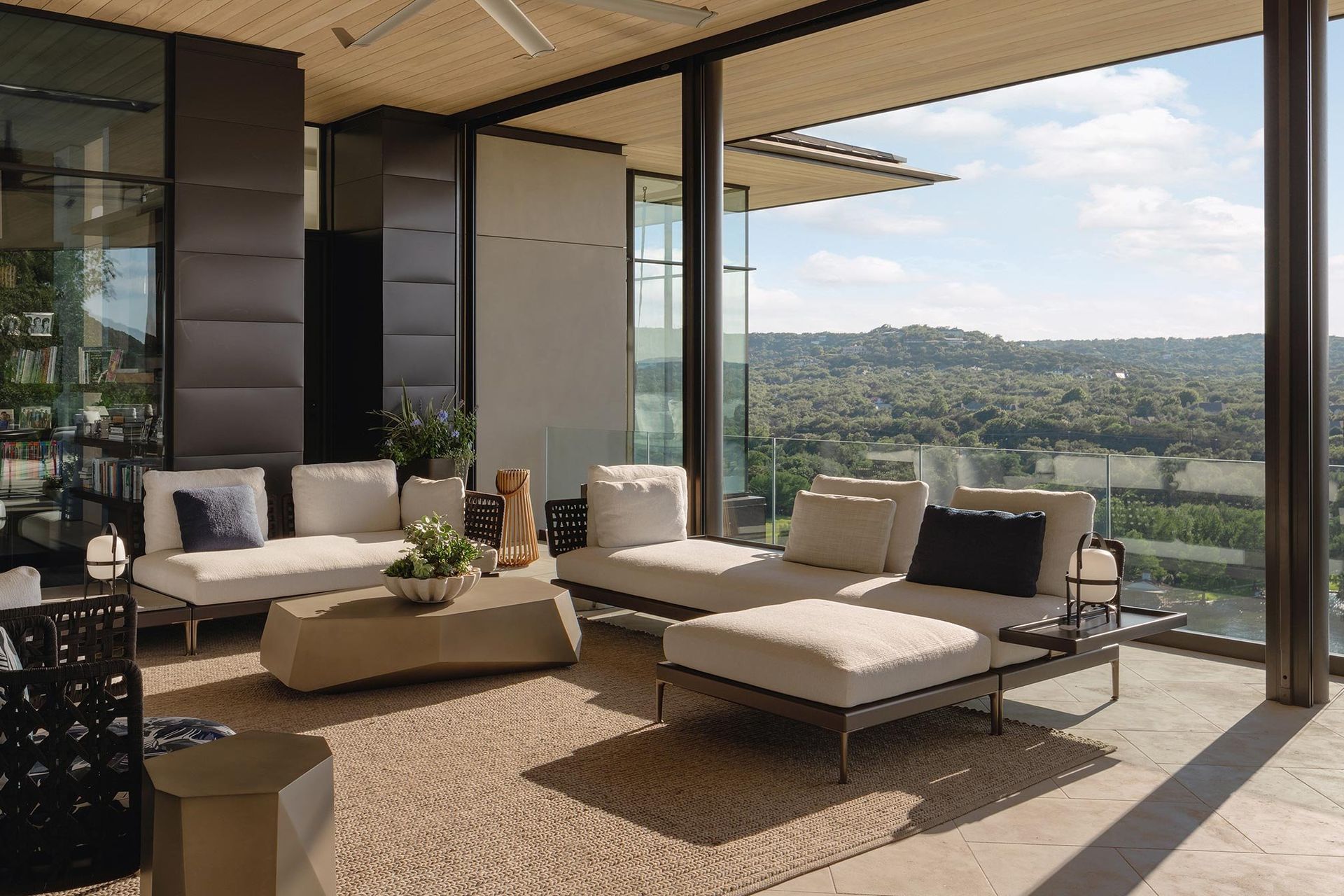 8HighontheHillCuppettKilpatrickArchitectureandInteriorDesignmodern-living-room-panoramic-view-neutral-tones-wooden-ceiling.jpg