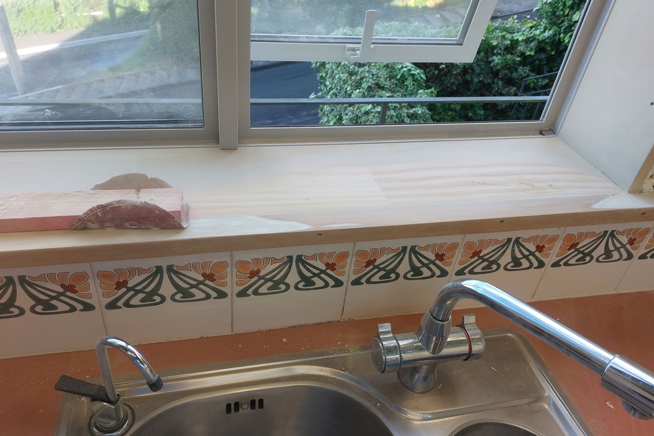 9-19-Tweed-St-Roslyn-Dunedin-Newly-installed-double-glazed-window-in-the-kitchen-being-sanded-to-ensure-a-perfect-finish-ready-for-painting-JDBuilders.jpg