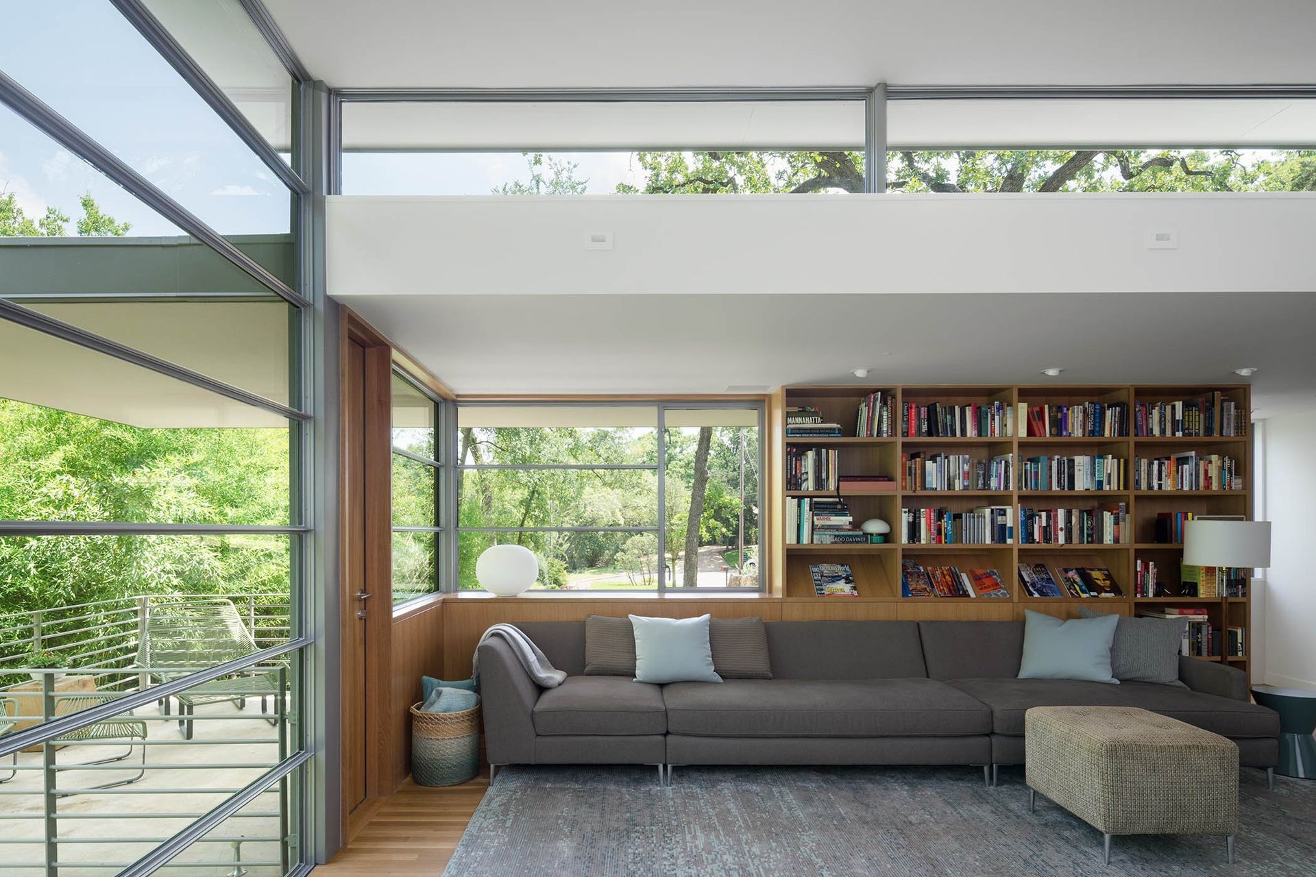 9InwoodPlaceCuppettKilpatrickArchitectureandInteriorDesignmodern-living-room-steel-windows-transom-bookcase.jpg