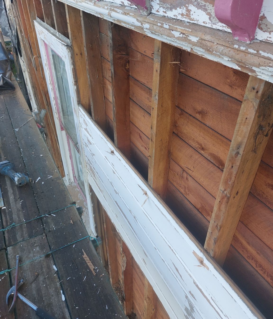 A34-9-Fifield-St-Rosyln-Dunedin-Removing-rotten-weatherboards-from-the-harbour-side-of-the-house-JDBuilders.jpg