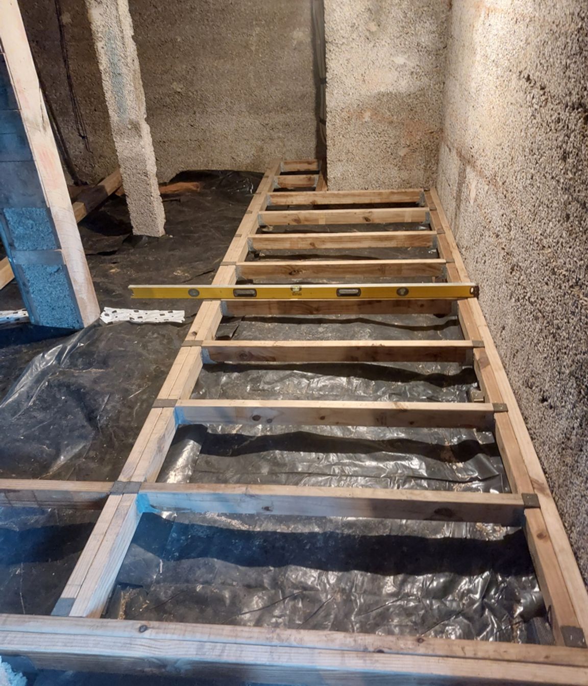 A35-9-Fifield-St-Roslyn-Dunedin-Building-the-floor-for-the-new-storage-space-under-the-house-JDBuilders.jpg