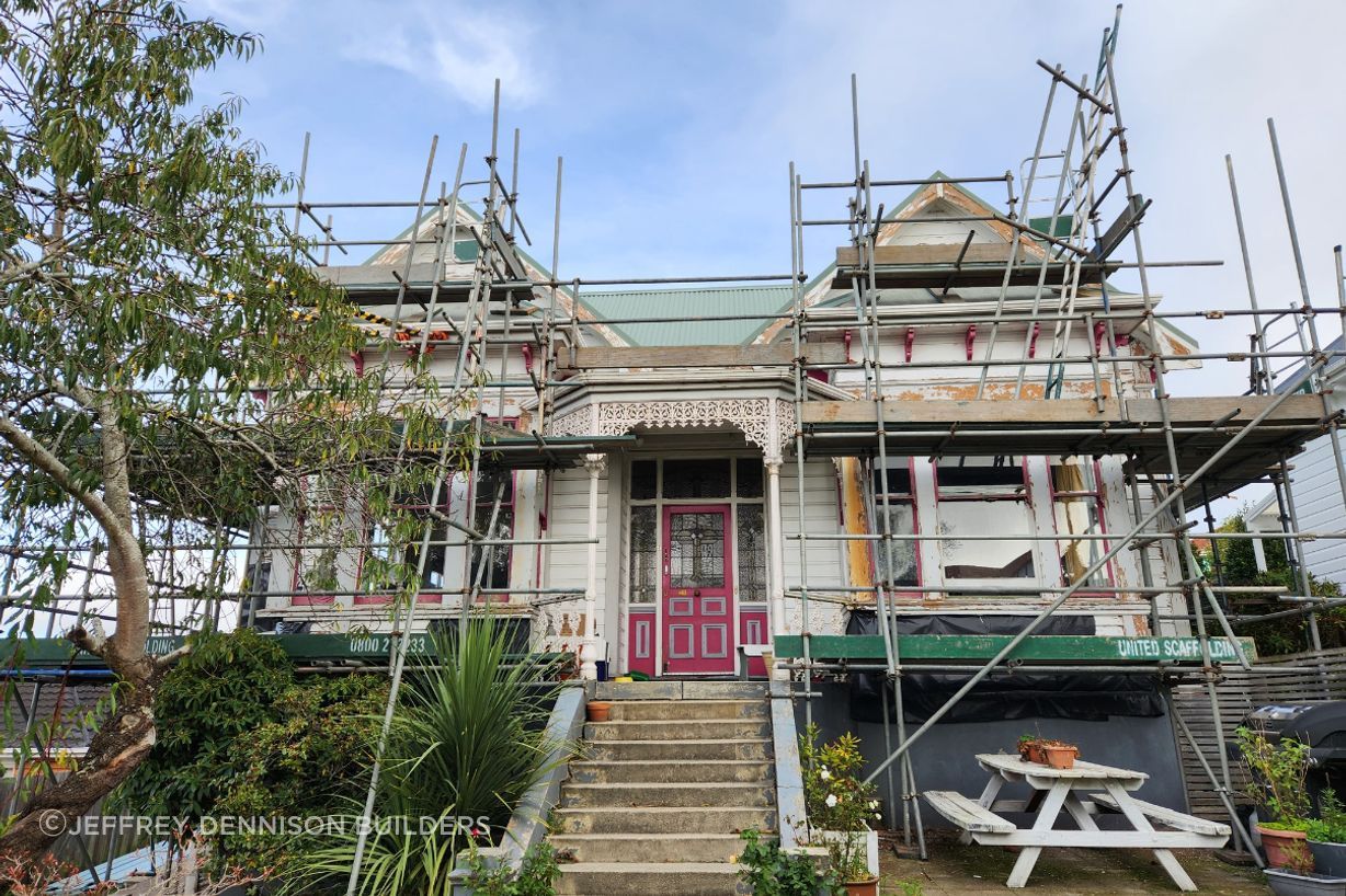 A40-9-Fifield-St-Roslyn-Dunedin-Start-of-the-renovation-showing-the-scaffolding-around-the-house-JDBuilders.jpg