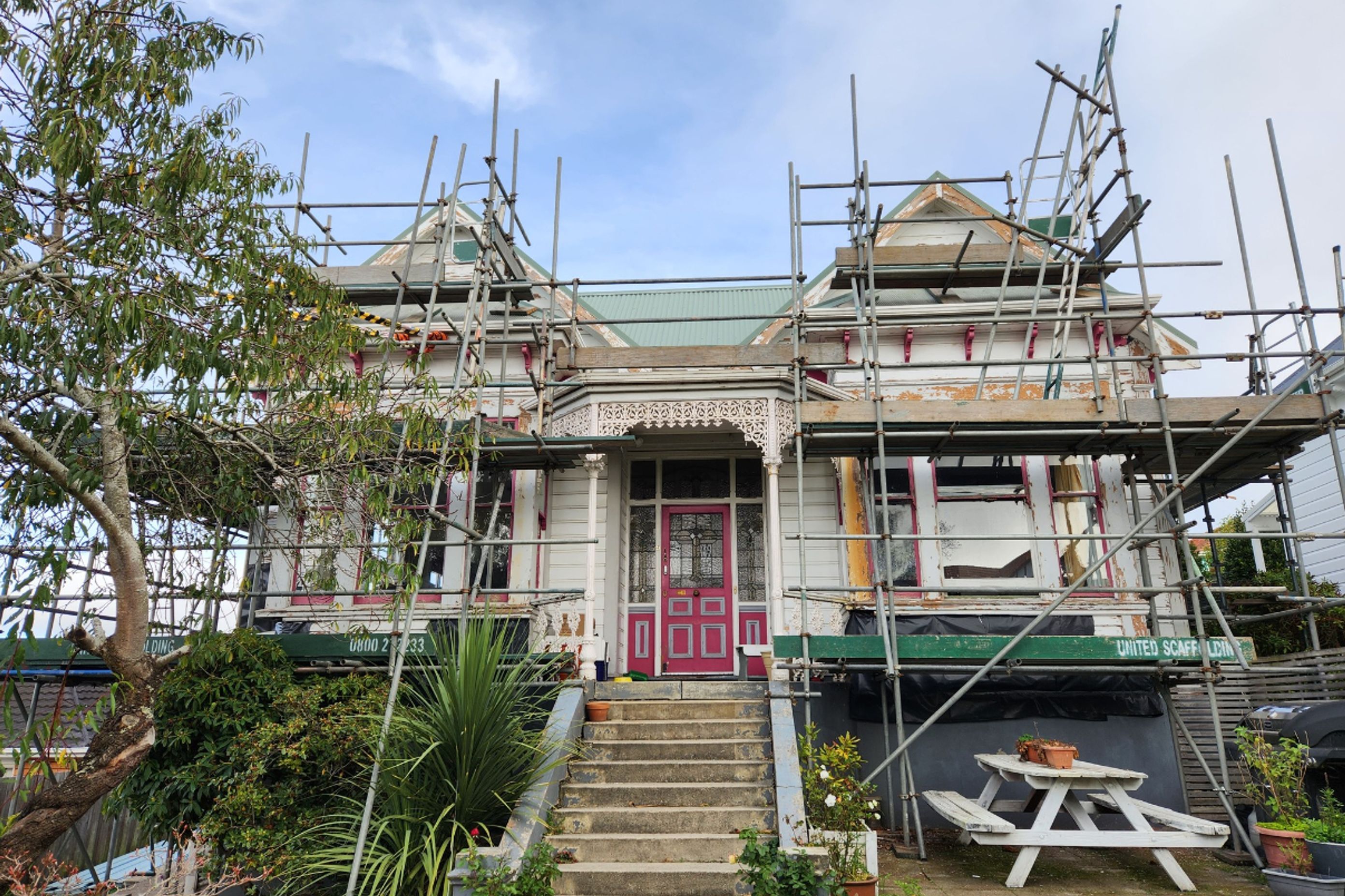 A40-9-Fifield-St-Roslyn-Dunedin-Start-of-the-renovation-showing-the-scaffolding-around-the-house-JDBuilders.jpg