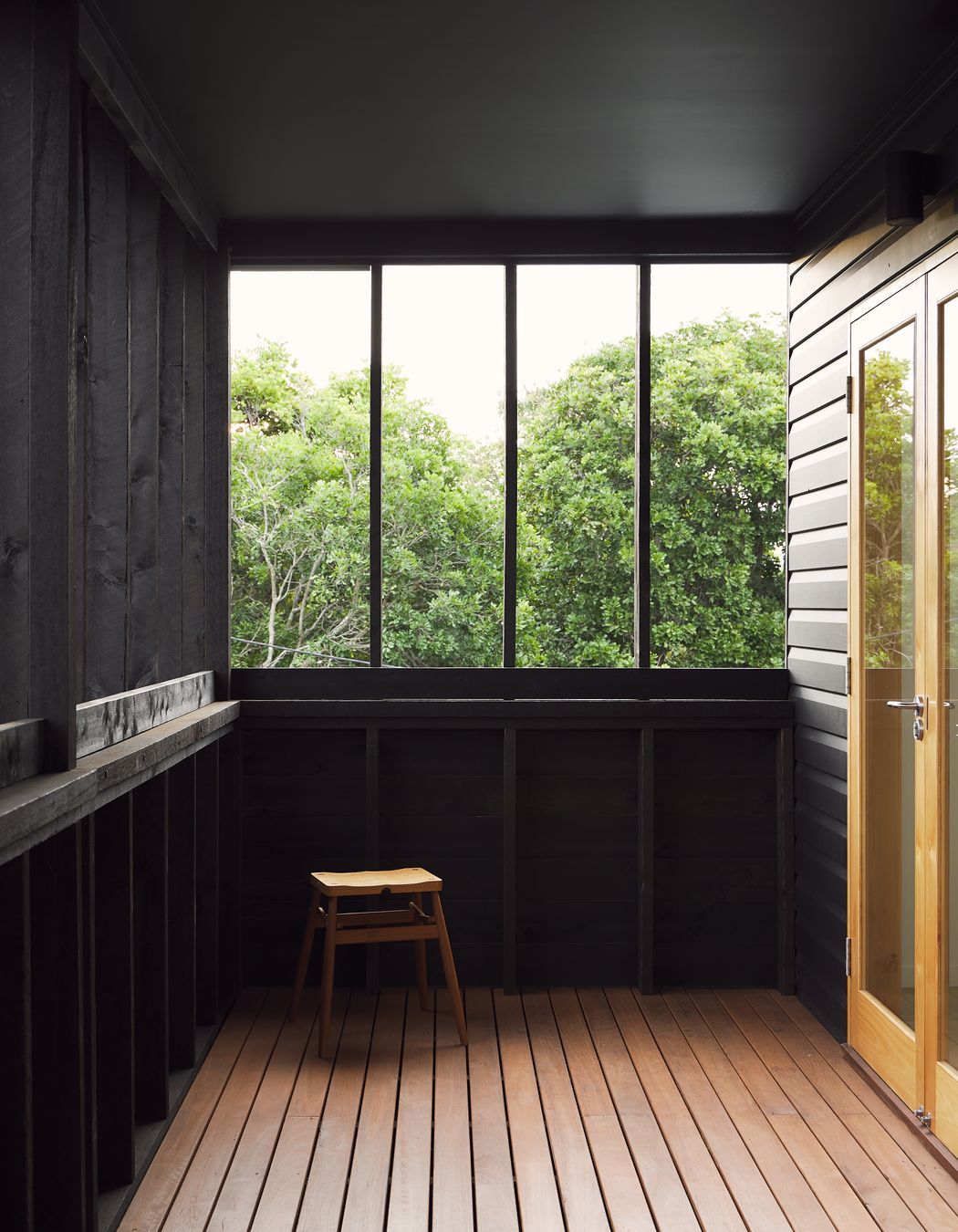 The front verandah’s vertical timber elements are sympathetic with the existing fabric, tying new interventions to the pre-1911 core of the house.