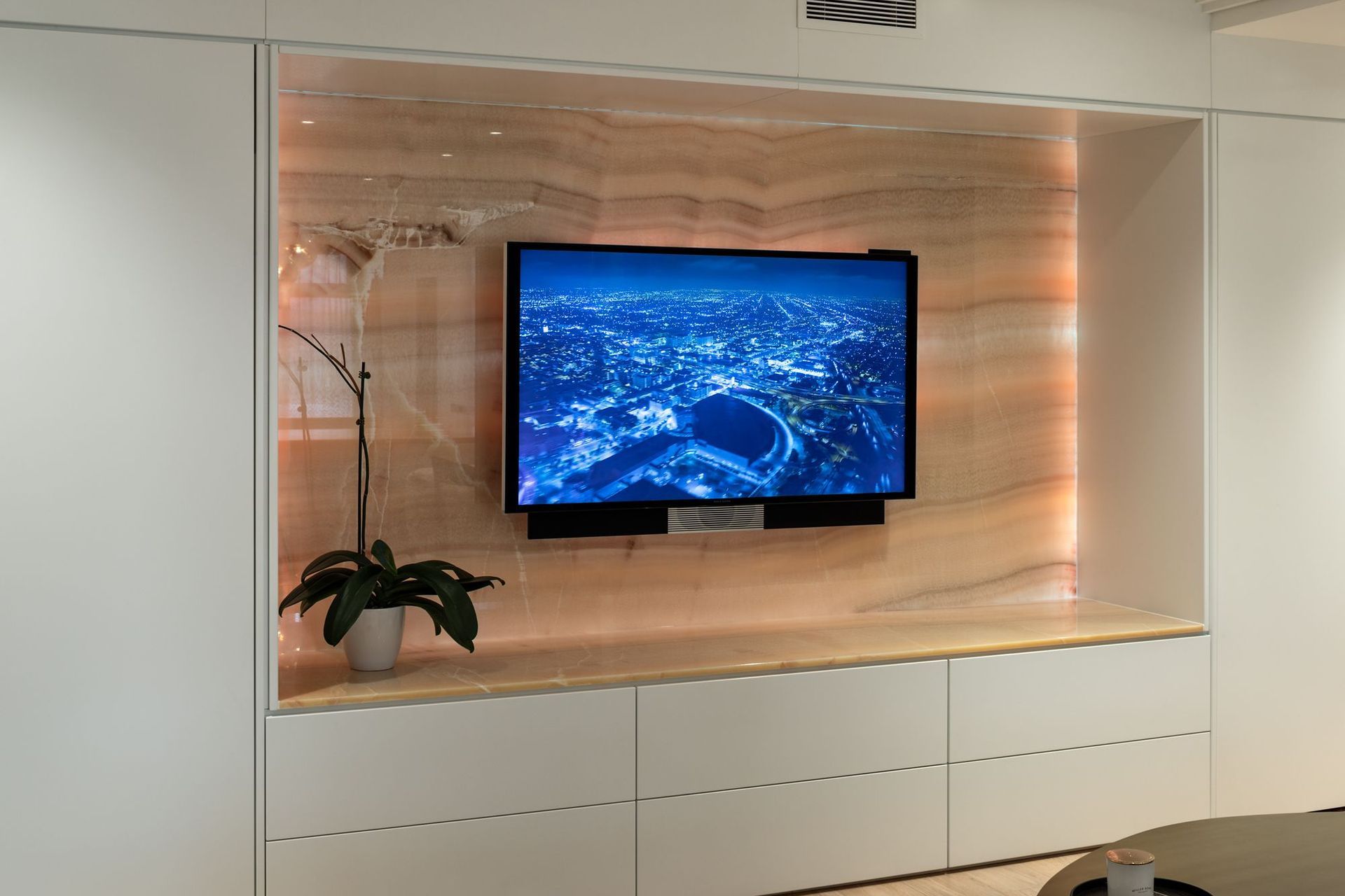 Metropolis Apartment