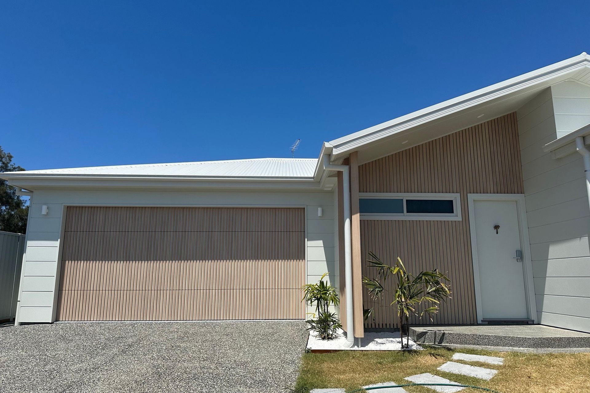 Arakoon-Homes-YAMBA-Speciality-Curly-Birch-DecoBatten-Door-with-Surfmist-Backing-4-v2.jpg