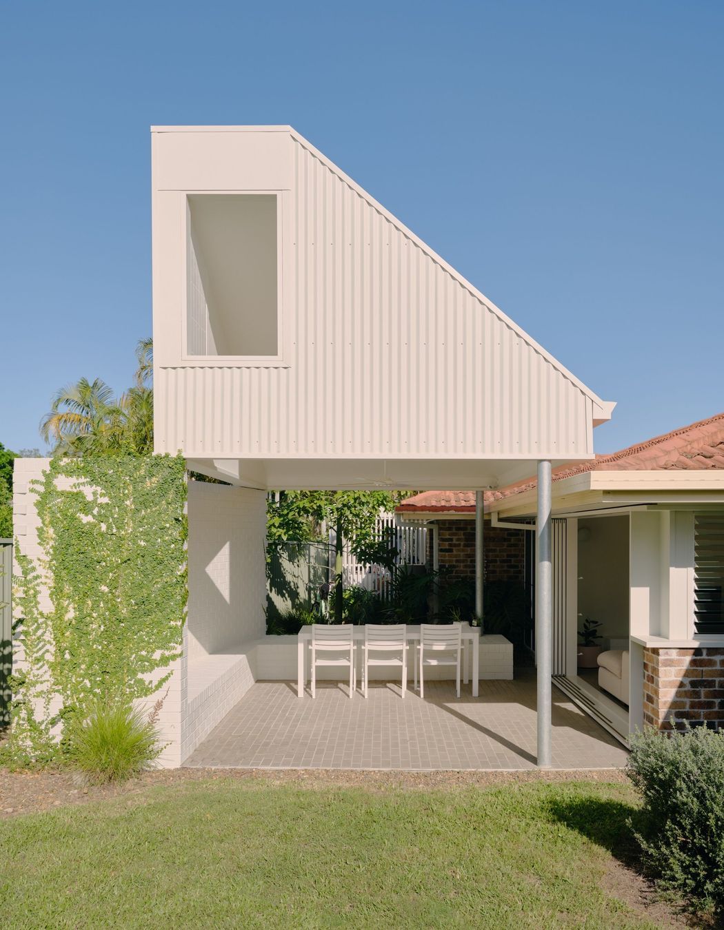 Ash-Grey-brick-tiles-Currumbin-Waters-hero-copy.jpeg
