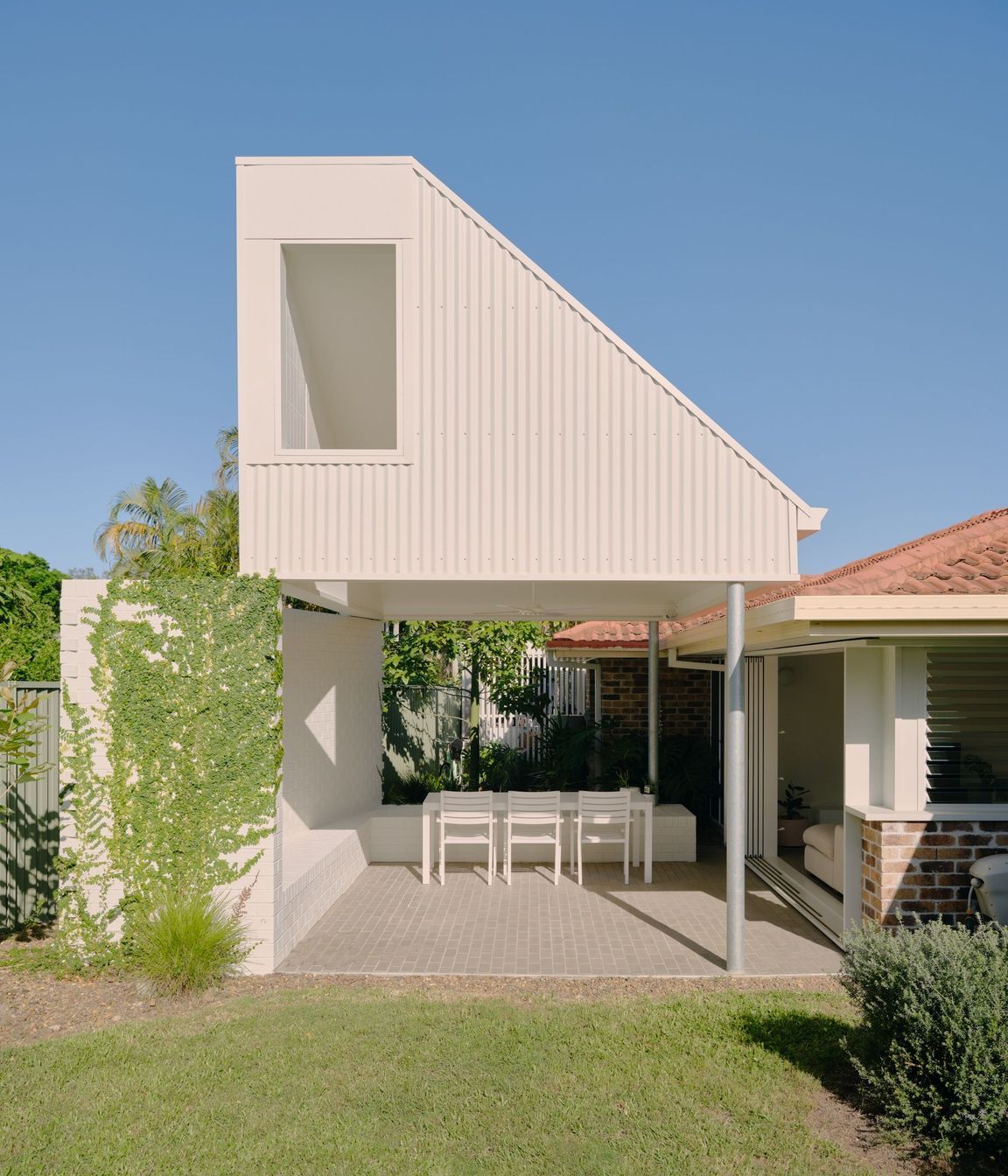Ash-Grey-brick-tiles-Currumbin-Waters-hero-copy.jpeg