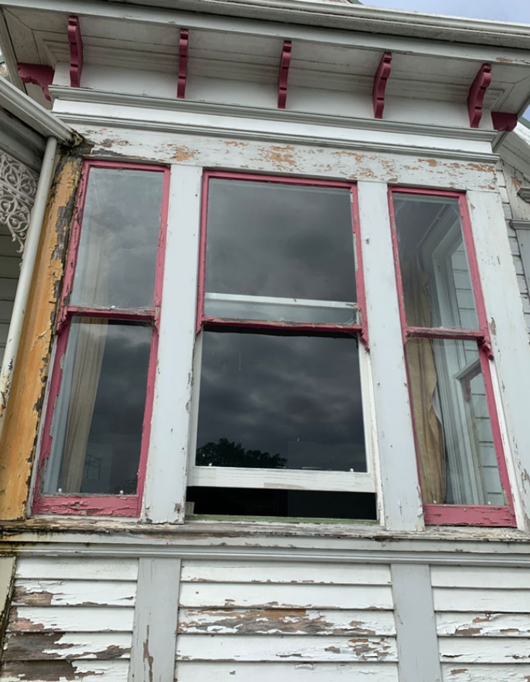 B2-9-Fifield-St-Roslyn-Dunedin-Close-up-of-the-window-on-the-right-before-renovation-JDBuilders.jpg