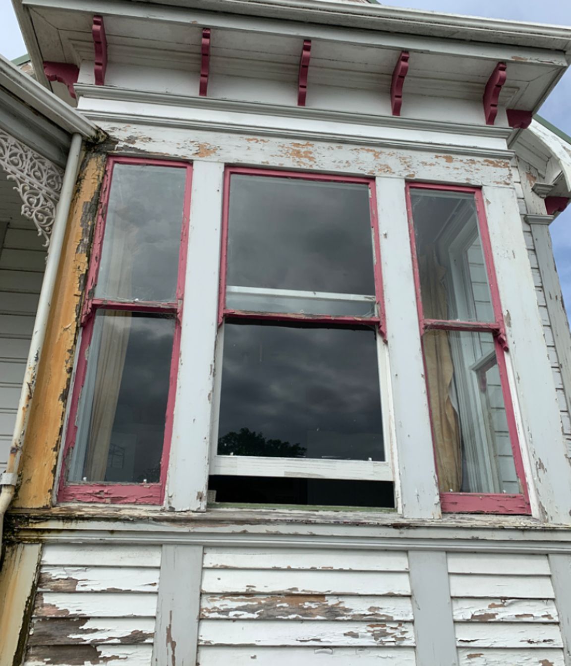 B2-9-Fifield-St-Roslyn-Dunedin-Close-up-of-the-window-on-the-right-before-renovation-JDBuilders.jpg