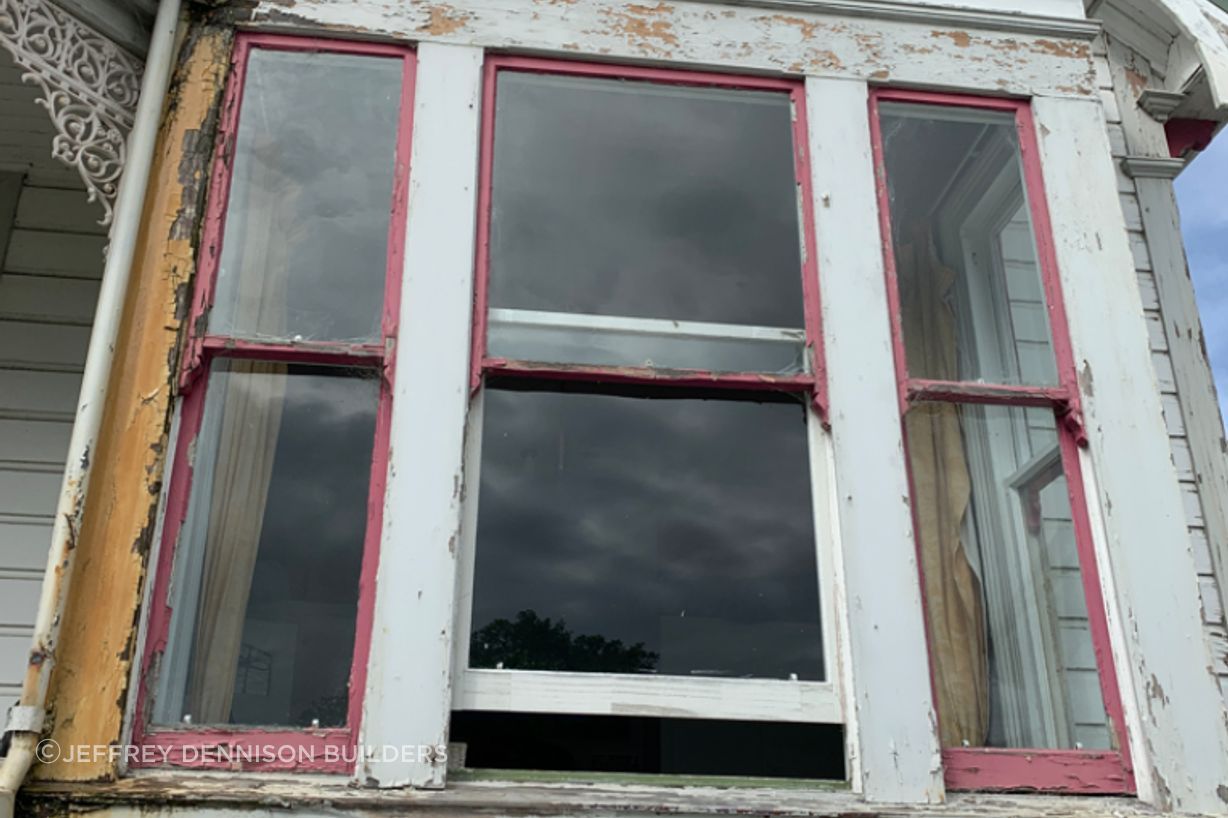 B2-9-Fifield-St-Roslyn-Dunedin-Close-up-of-the-window-on-the-right-before-renovation-JDBuilders.jpg