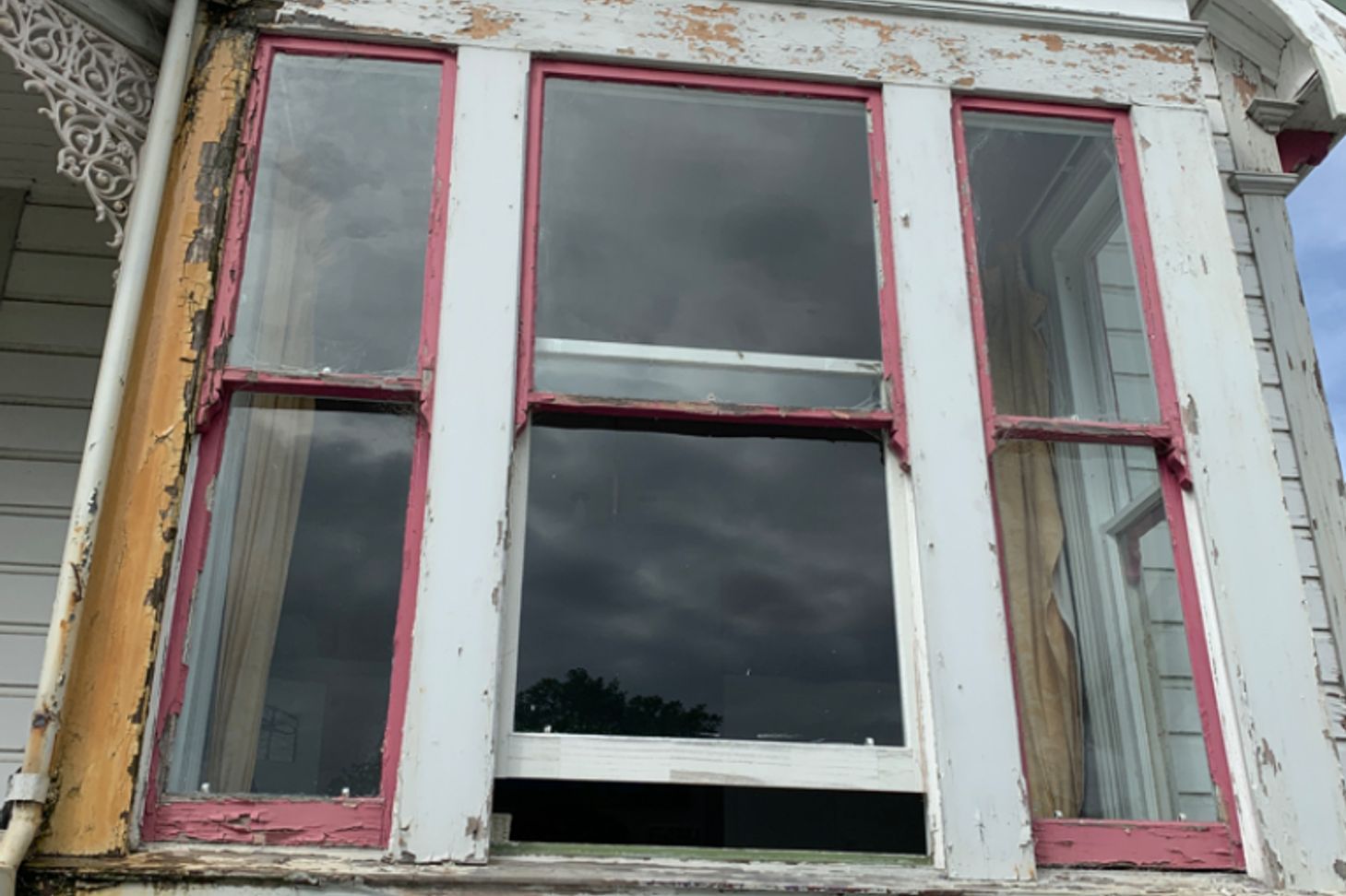 B2-9-Fifield-St-Roslyn-Dunedin-Close-up-of-the-window-on-the-right-before-renovation-JDBuilders.jpg