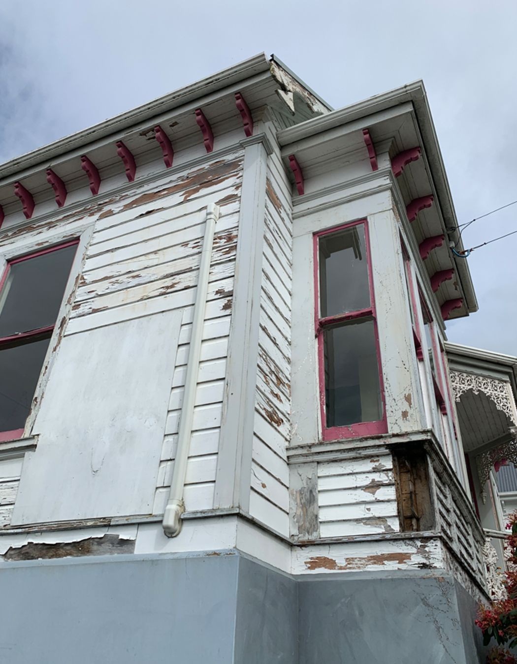 B3-9-Fifield-St-Roslyn-Dunedin-Close-up-of-the-left-window-and-damaged-facing-board-before-renovation-JDBuilders.jpg