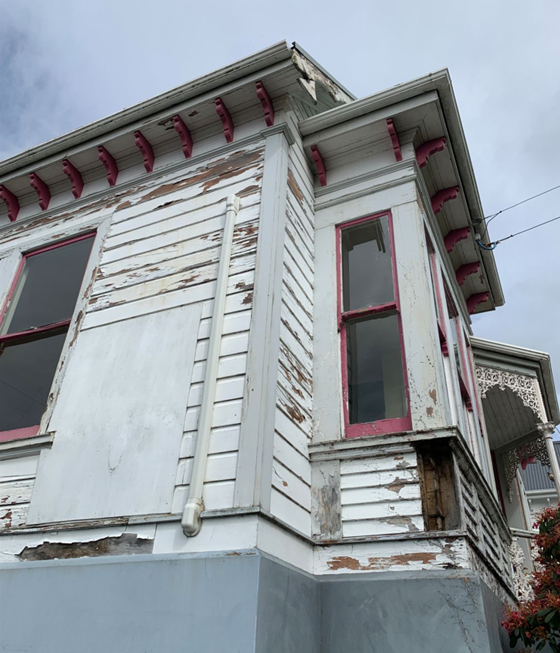 B3-9-Fifield-St-Roslyn-Dunedin-Close-up-of-the-left-window-and-damaged-facing-board-before-renovation-JDBuilders.jpg